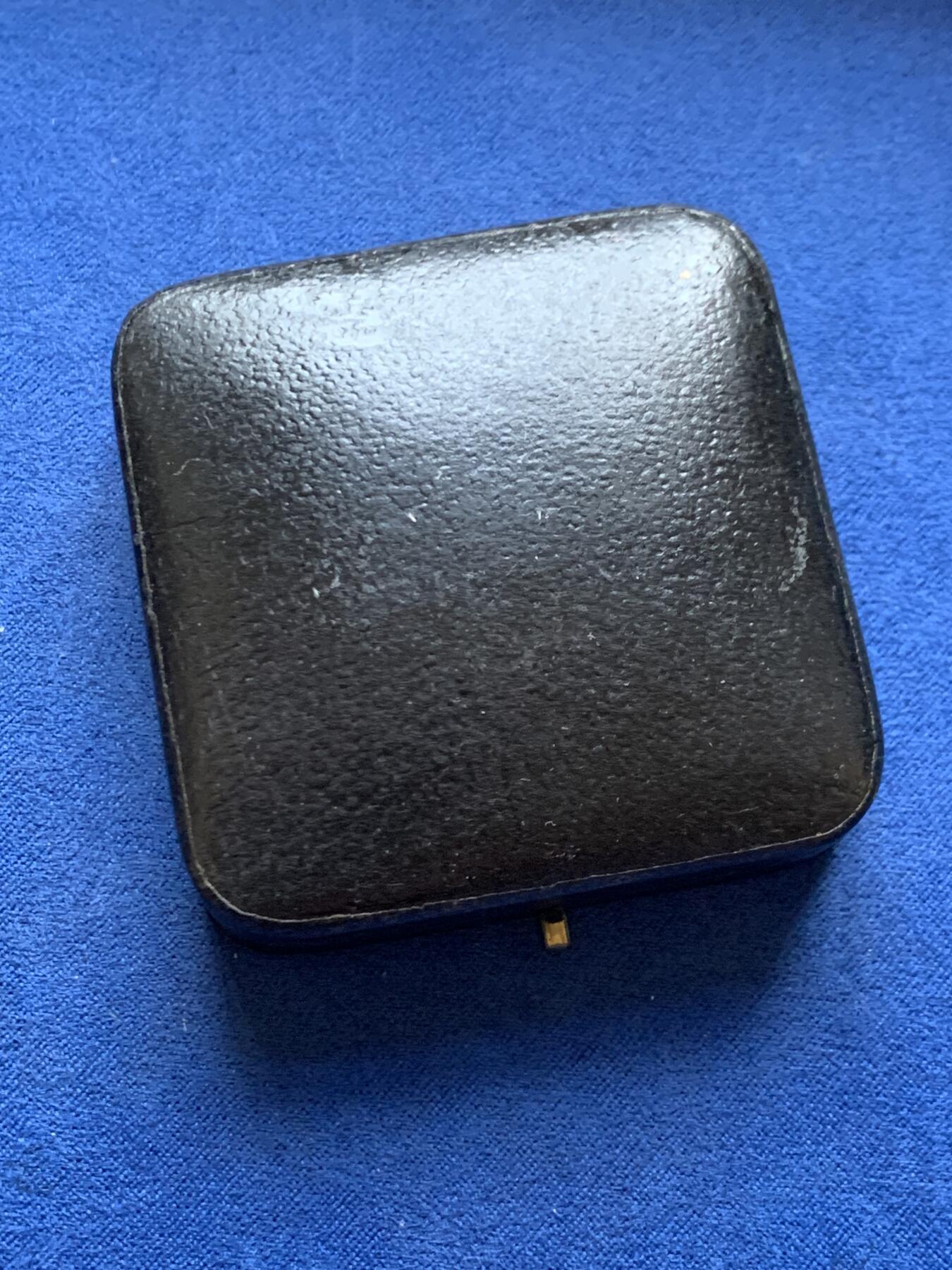 《竞宝斋》第471场 周日，周一，周二 3场连拍 （全场包邮）欢迎送拍 英国1929年领土陆军步枪协会铜章，造型精美，带原盒，嘉奖给获得城市中尉杯第2名的军官L.R.B。30.85克，38.3mm。