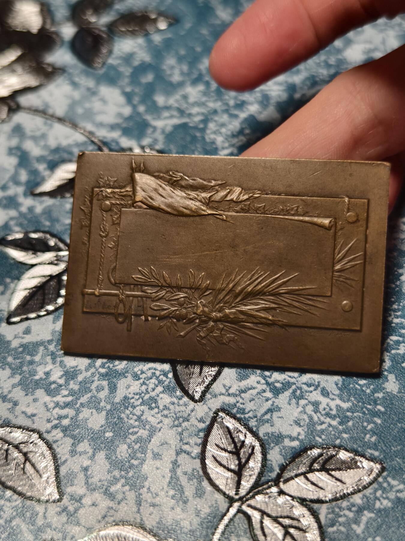 抚柳草堂-第十七期章牌钱币  奖章勋章限时免佣 满百包邮 放漏专场 19世纪末-20世纪初 法国罗讷河口省议会体育委员会纪念碑方形大铜章     尺寸68×44mm     重91.1g 浮雕精美 包浆自然