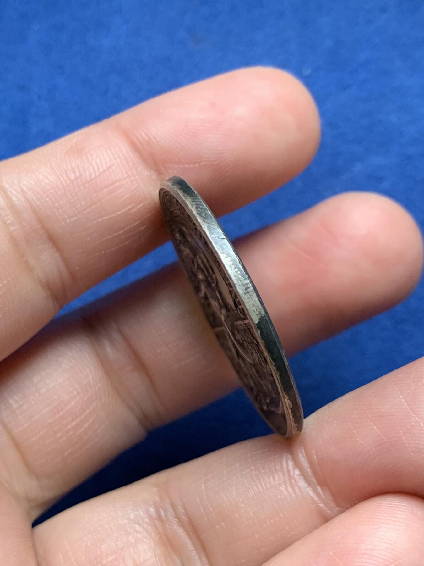 《竞宝斋》第472场 周日，周一，周二 3场连拍 （全场包邮）欢迎送拍 瑞士日内瓦全国博览会纪念章，主题为“祖国保护并奖励劳动”，是瑞士工业与爱国主题的经典章牌，单面品种，背面有去固定痕迹。14.7克，33.1mm。