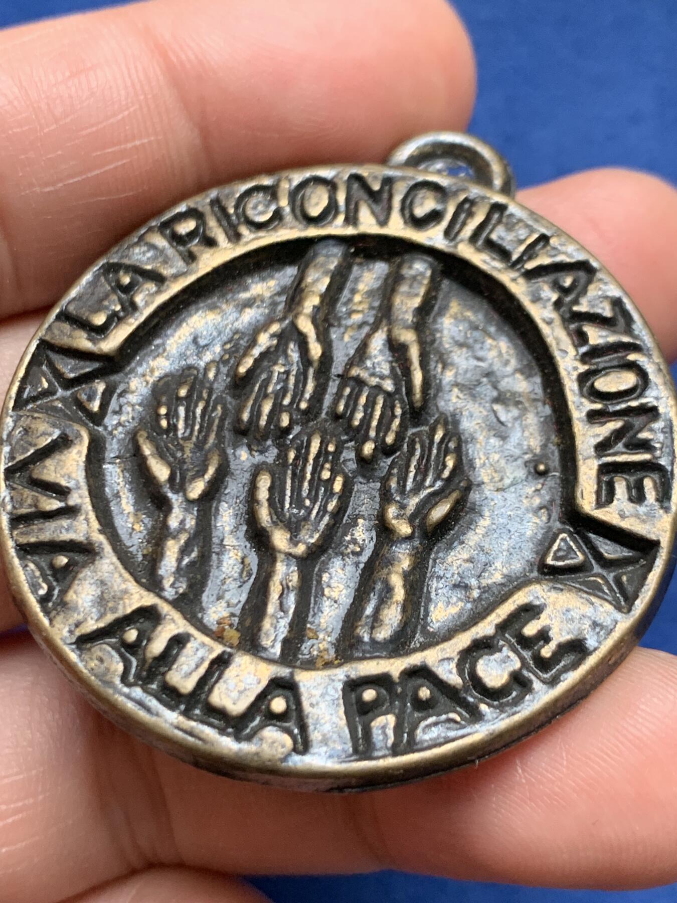 《竞宝斋》第472场 周日，周一，周二 3场连拍 （全场包邮）欢迎送拍 1975年意大利圣年（Anno Santo）“和解与和平”主题纪念铜章，属于天主教禧年纪念物，带有浓厚的宗教与和平寓意，加厚高浮雕。45克，45.2mm。