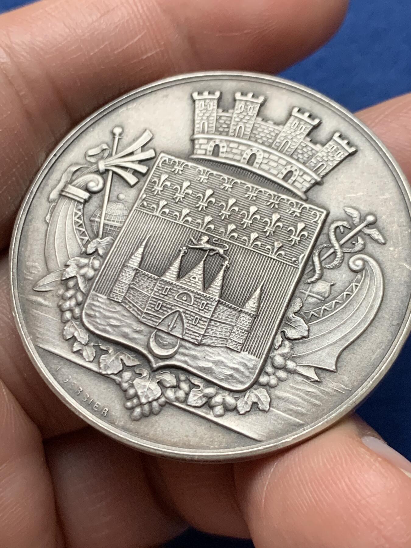 《竞宝斋》第472场 周日，周一，周二 3场连拍 （全场包邮）欢迎送拍 法国波尔多市民收容所银章，34.36g，40.9mm，丰饶角2argent边铭