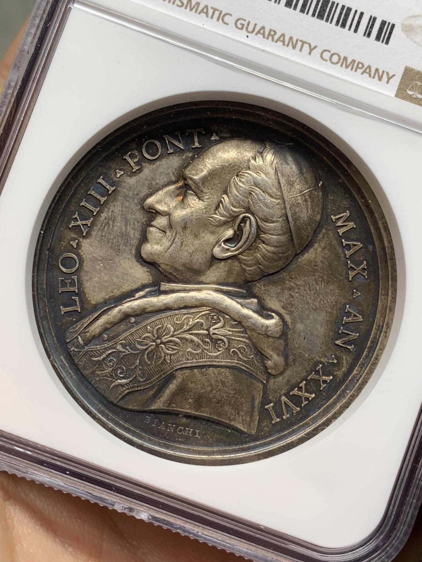 《竞宝斋》第472场 周日，周一，周二 3场连拍 （全场包邮）欢迎送拍 NGC MS64 教皇国梵蒂冈利奥十三世成立圣经研究委员会纪念大银章，五彩包浆 高浮雕，直径44mm， 冠军分，加厚盒