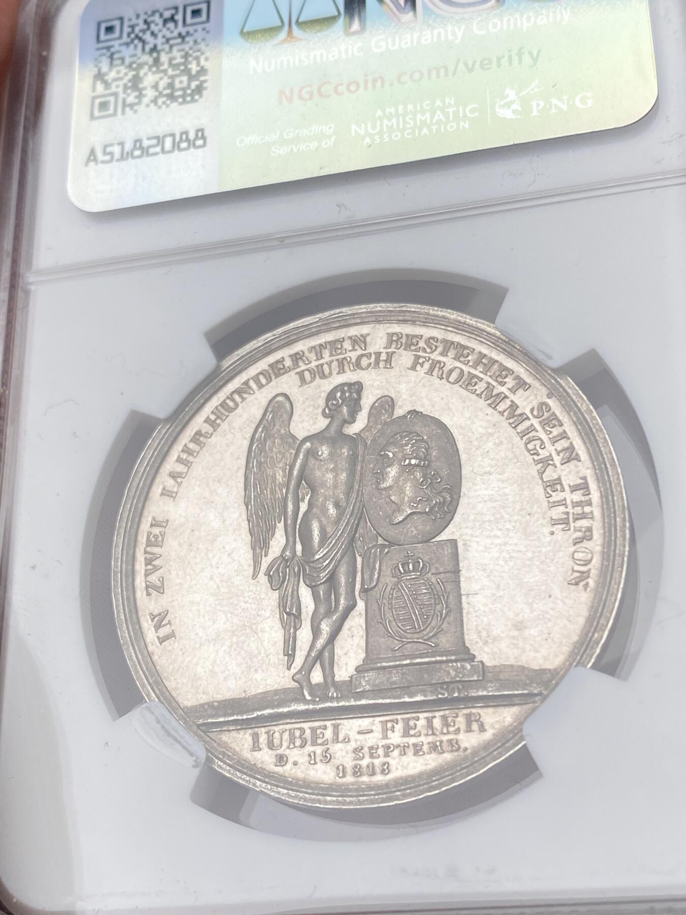 万国钱币拍卖第063期 NGC MS61 1818年德国萨克森王国弗里德里希·奥古斯特一世登基执政50周年纪念银章 罕见品种 奥古斯特一世正面戎装像 镜面精铸喷砂质感 常见均为侧像 高浮雕精雕细琢巅峰之作 