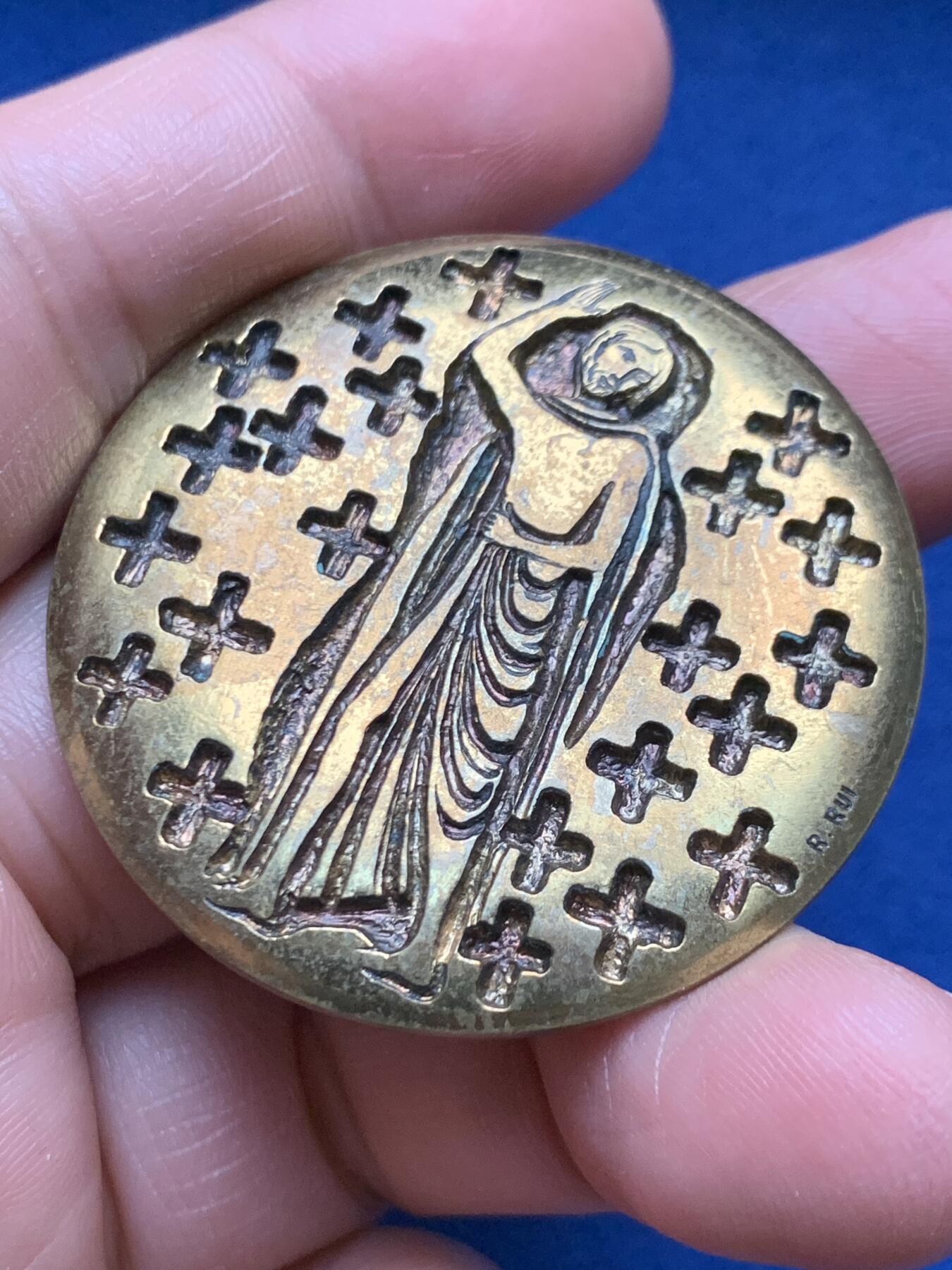 《竞宝斋》第472场 周日，周一，周二 3场连拍 （全场包邮）欢迎送拍 1969年教皇保罗六世访问乌干达纪念铜章，属于天主教重要的外事纪念物，见证了教皇对非洲大陆的首次牧灵访问。40克，43.5mm。