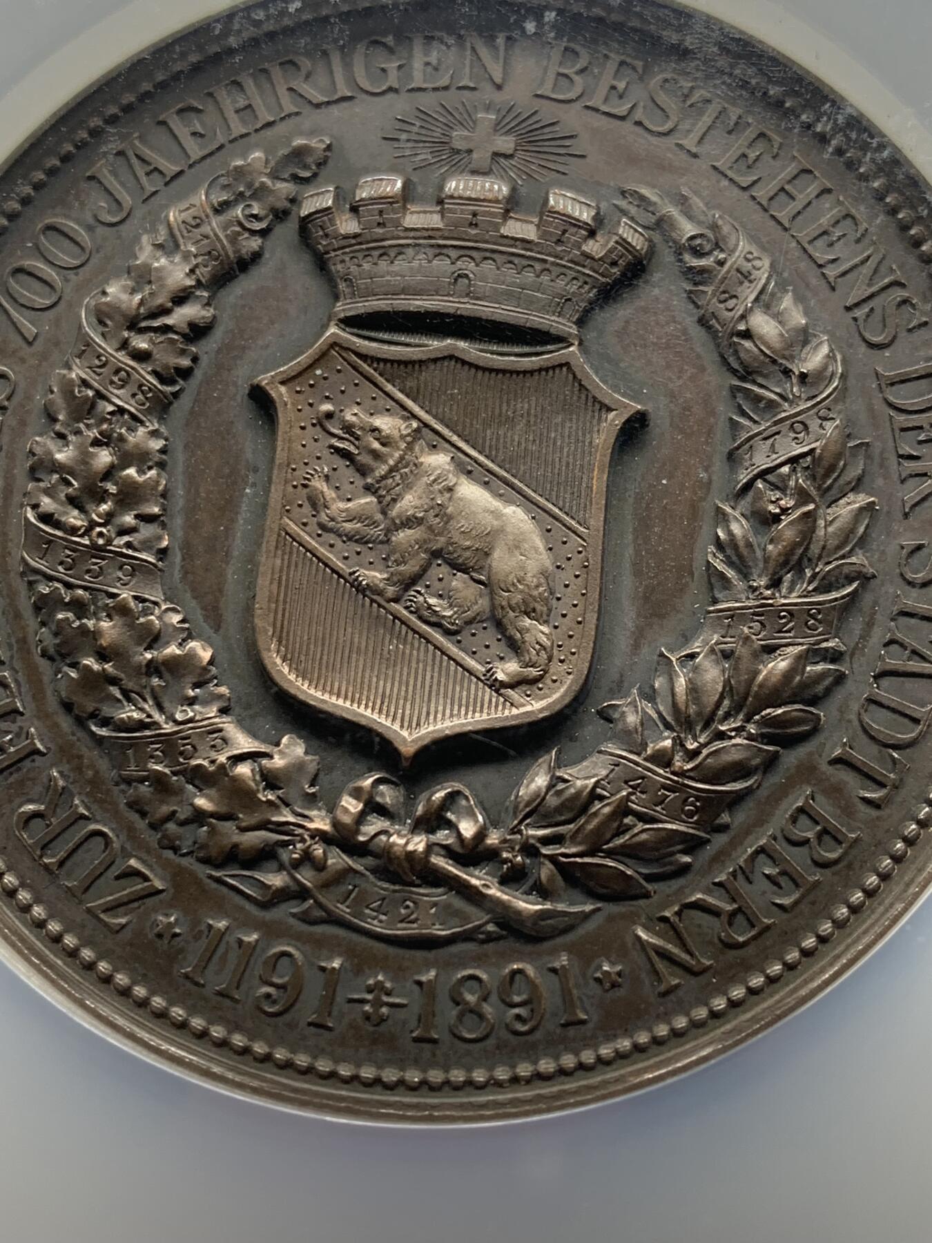 《竞宝斋》第472场 周日，周一，周二 3场连拍 （全场包邮）欢迎送拍 NGC MS62BN 1891年瑞士伯尔尼建成700周年纪念超大铜章，非常著名的鸡蛋头盔甲，超高浮雕超大盒，自藏佳品。加大加厚盒