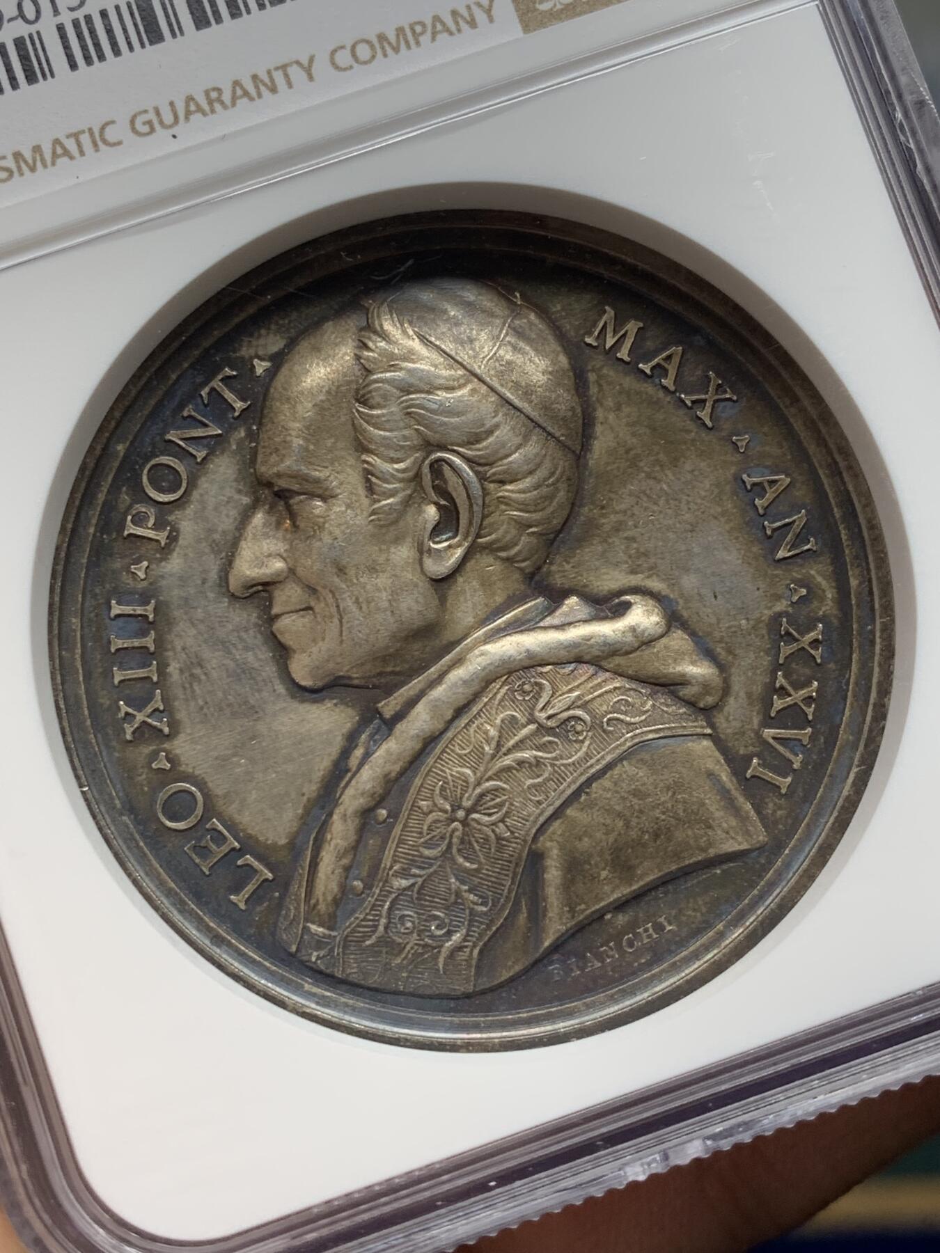 《竞宝斋》第472场 周日，周一，周二 3场连拍 （全场包邮）欢迎送拍 NGC MS64 教皇国梵蒂冈利奥十三世成立圣经研究委员会纪念大银章，五彩包浆 高浮雕，直径44mm， 冠军分，加厚盒