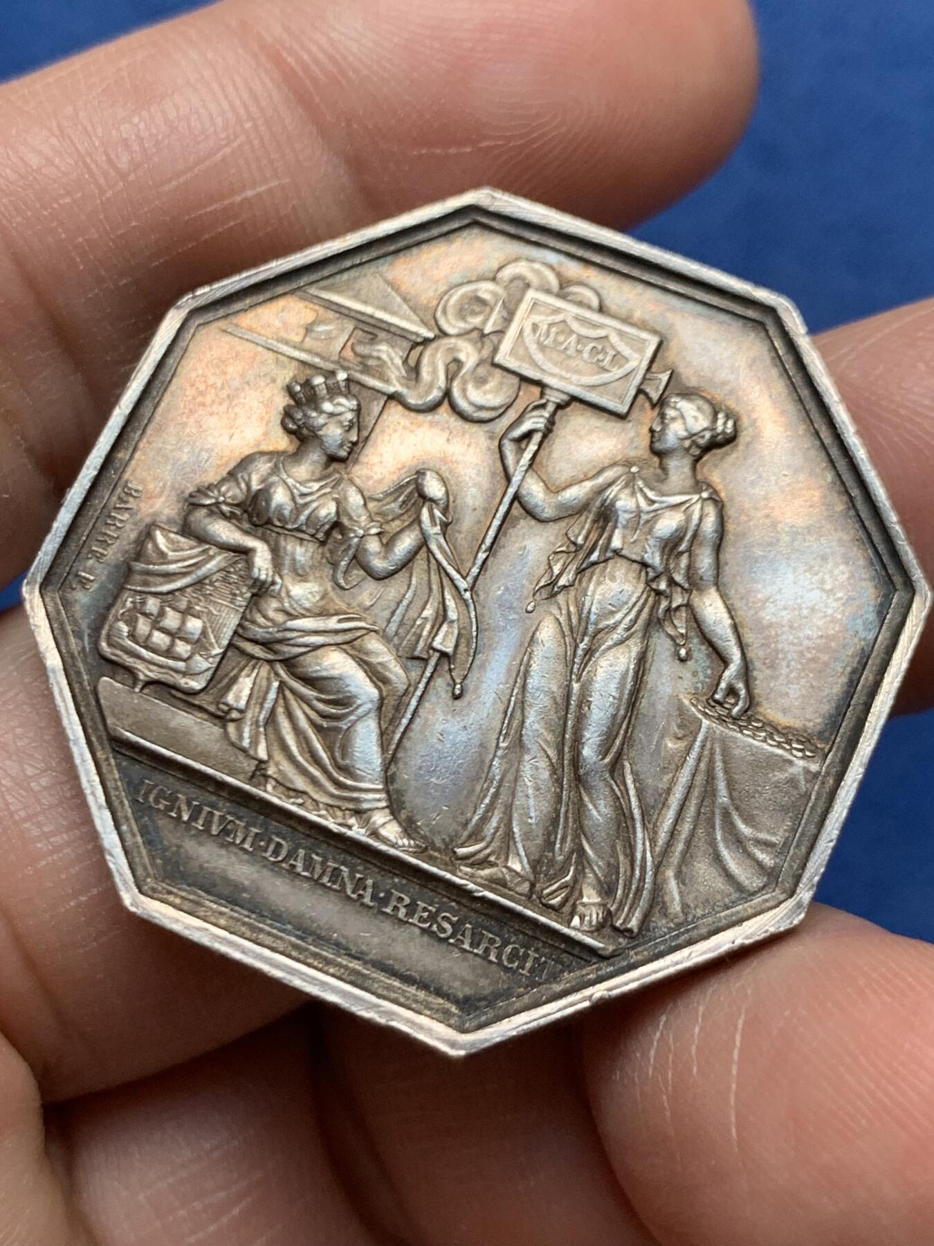 《竞宝斋》第472场 周日，周一，周二 3场连拍 （全场包邮）欢迎送拍 法国JETON银质八角，巴黎火灾保险公司，直径35.6毫米，克重23，边铭：丰饶角+argent