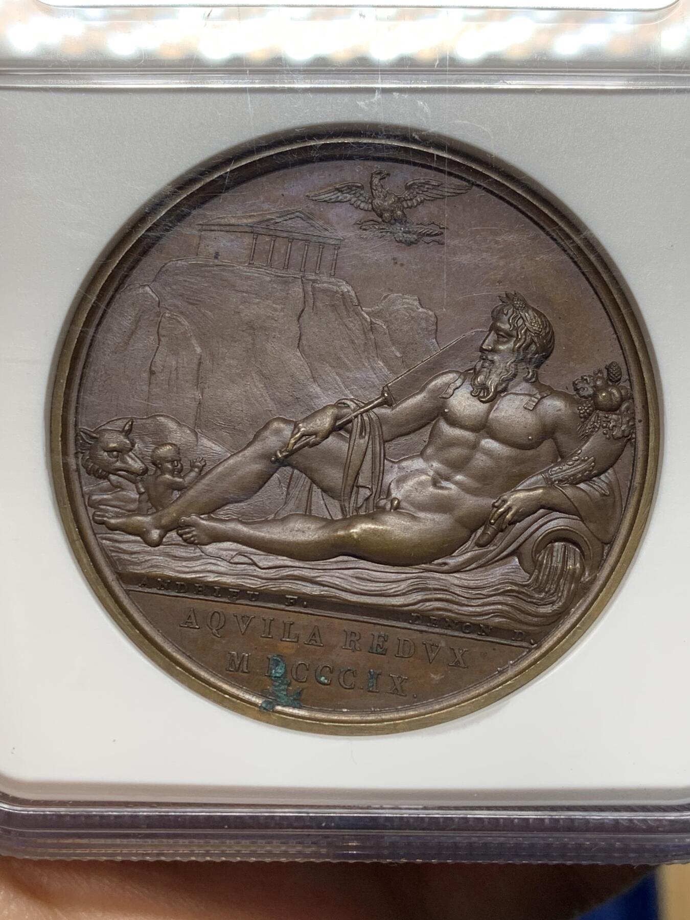 《竞宝斋》第472场 周日，周一，周二 3场连拍 （全场包邮）欢迎送拍 NGC MS63BN 1809年法国拿破仑一世征服罗马 纪念大铜章 高分 背面提伯河河神手持丰饶角祝贺 远处山顶上为帕特农神庙 加厚盒 工艺细节看应为原铸品 具体自行分辨