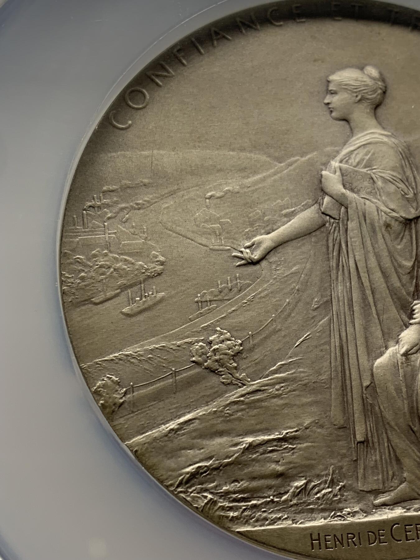 《竞宝斋》第472场 周日，周一，周二 3场连拍 （全场包邮）欢迎送拍 NGC MS63 法兰西银行百年纪念大银章 奥斯卡·罗蒂大师的扛鼎之作 名品法百 加大加厚盒装 法章不可或缺藏品