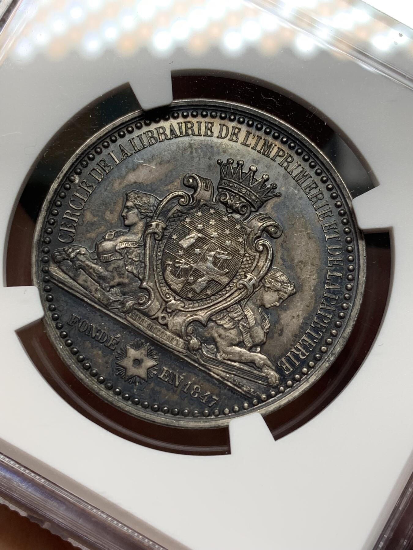 《竞宝斋》第472场 周日，周一，周二 3场连拍 （全场包邮）欢迎送拍 NGC MS62 法国巴黎书商、印刷和文具协会银质代币，书商和印刷商的手臂由狮身人面的格里芬守护