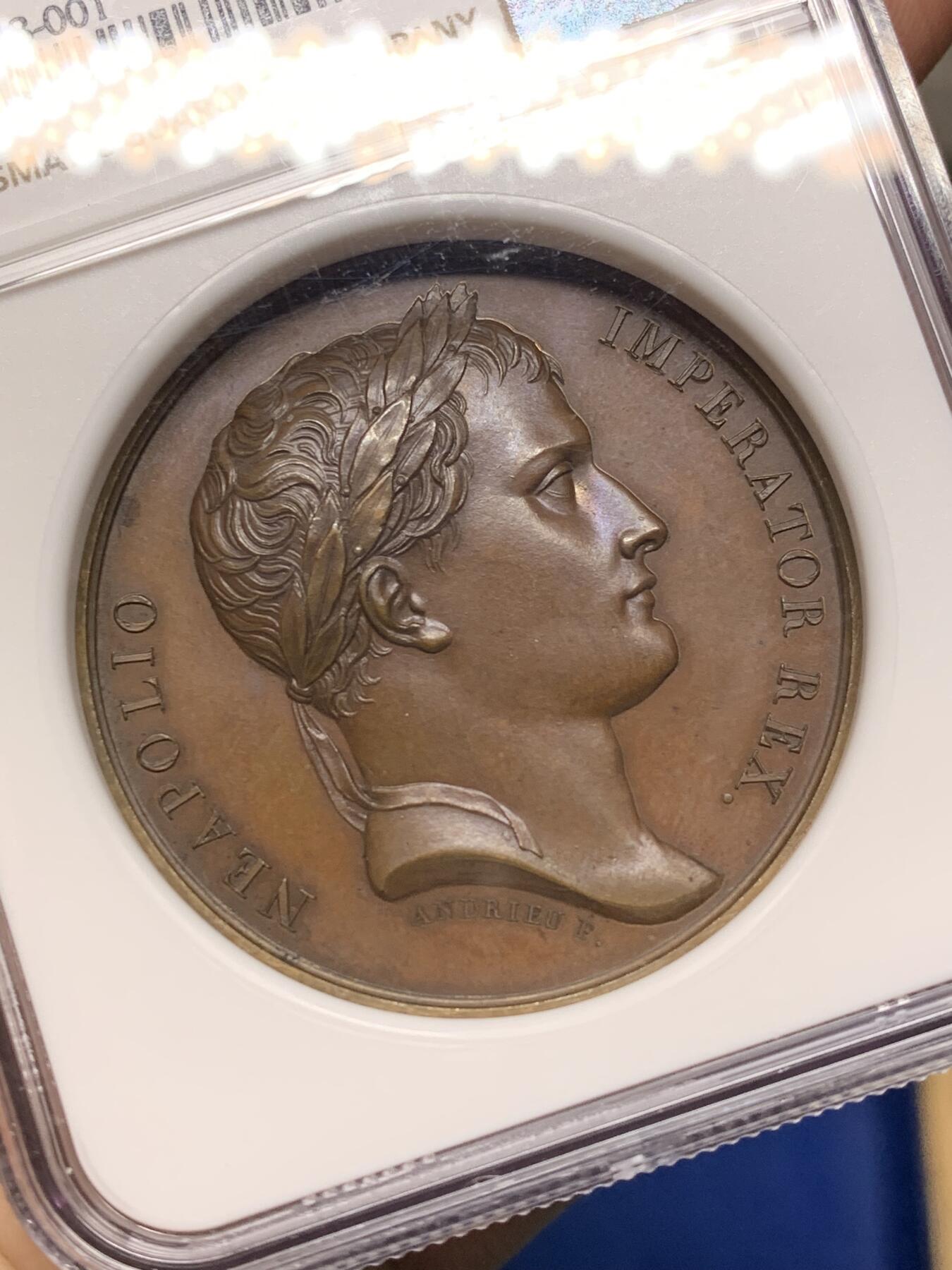 《竞宝斋》第472场 周日，周一，周二 3场连拍 （全场包邮）欢迎送拍 NGC MS63BN 1809年法国拿破仑一世征服罗马 纪念大铜章 高分 背面提伯河河神手持丰饶角祝贺 远处山顶上为帕特农神庙 加厚盒 工艺细节看应为原铸品 具体自行分辨