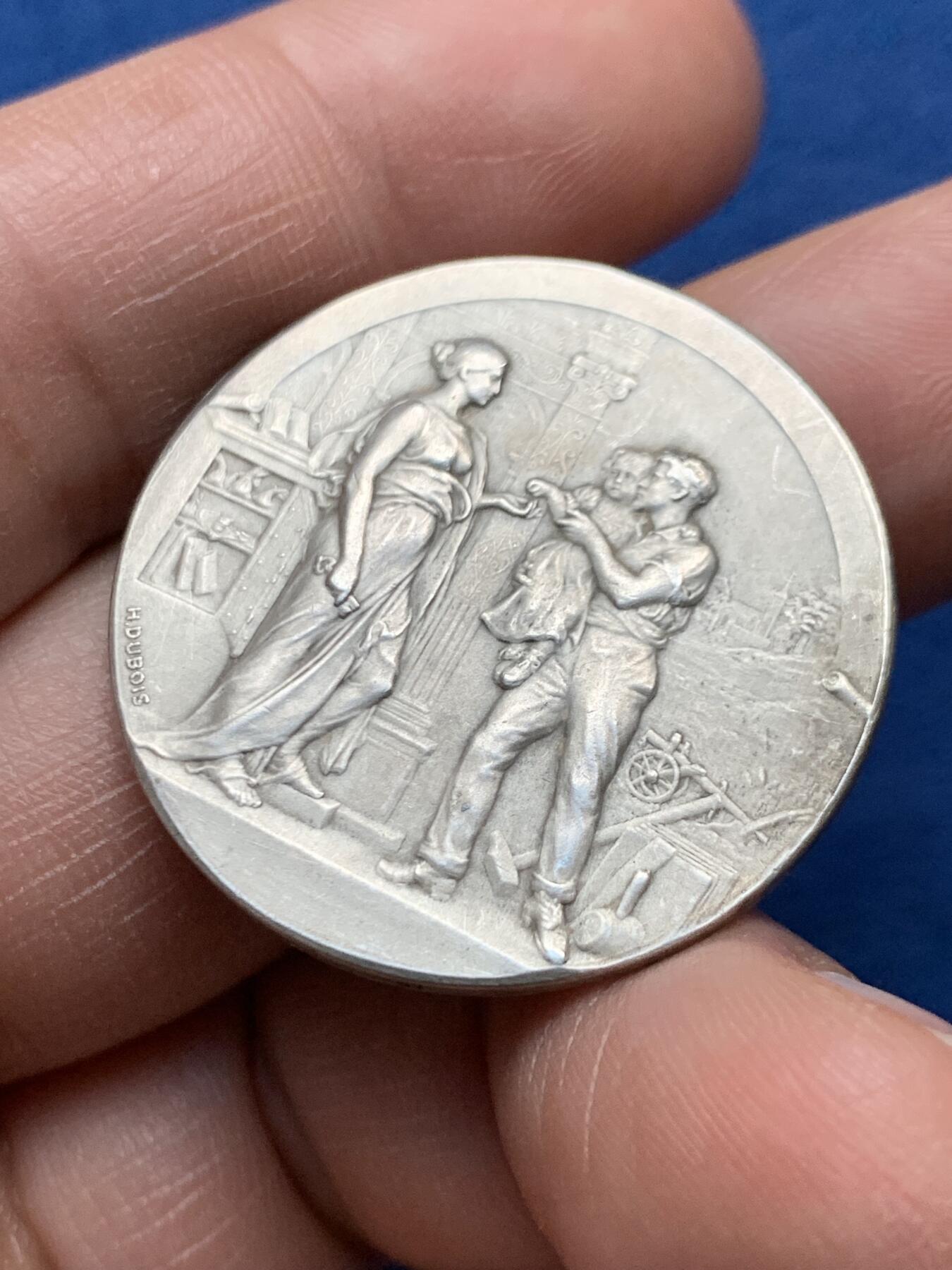 《竞宝斋》第472场 周日，周一，周二 3场连拍 （全场包邮）欢迎送拍 法国19世纪末储蓄银行银章 32mm 15.69g 丰饶角2银标