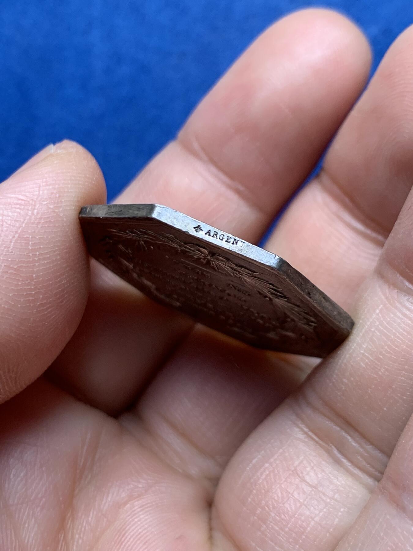 《竞宝斋》第472场 周日，周一，周二 3场连拍 （全场包邮）欢迎送拍 法国八角银章，拿破仑三世头像凡尔赛火灾保险公司，13.20g，31.2mm，蜜蜂边铭