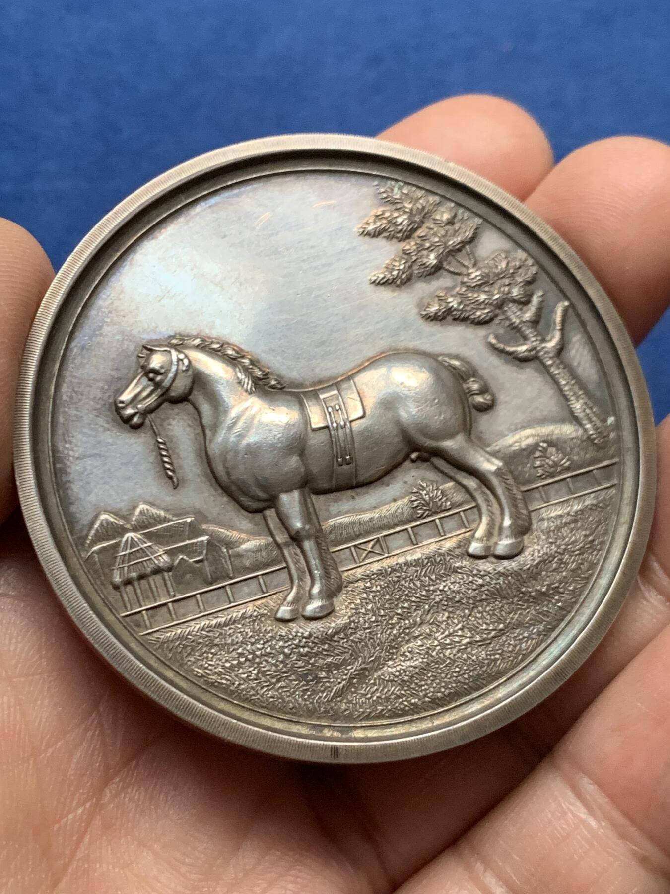 《竞宝斋》第472场 周日，周一，周二 3场连拍 （全场包邮）欢迎送拍 英国1903年边境联盟协会展览银章，74.9g，56.5mm，含银925，带原盒