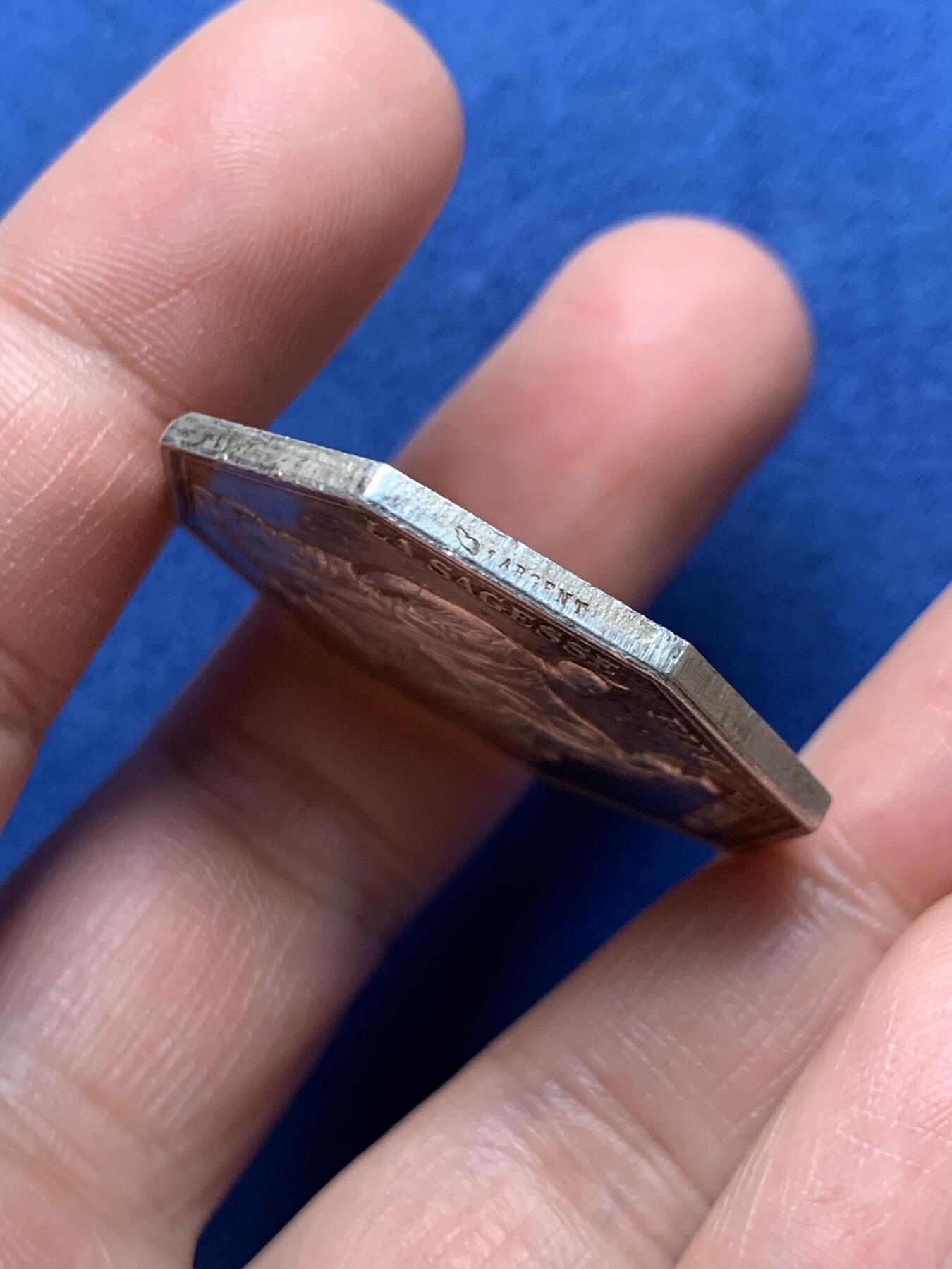 《竞宝斋》第472场 周日，周一，周二 3场连拍 （全场包邮）欢迎送拍 法国法兰西银行八角银质代币，25.40g，36.1mm，丰饶角1argent边铭