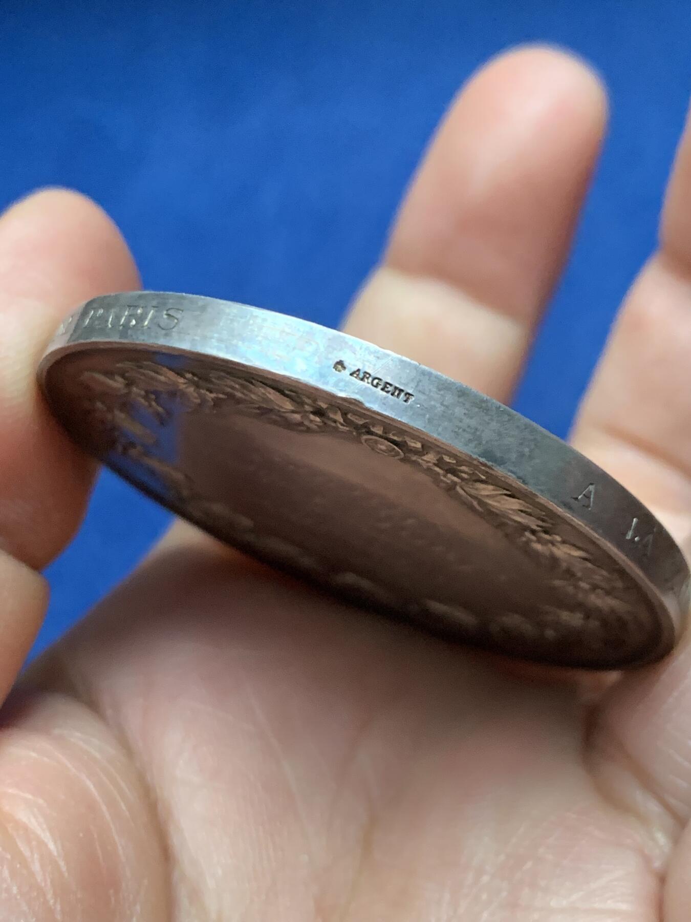 《竞宝斋》第472场 周日，周一，周二 3场连拍 （全场包邮）欢迎送拍 法国结婚纪念银章，泰里斯旧藏，《结婚币章目录》书中原物，目录编号632，T＆P花体字，由Toupane和 Prieur夫妇发行，64.25g，50.3mm，蜜蜂边铭，这么大尺寸的婚章很罕见