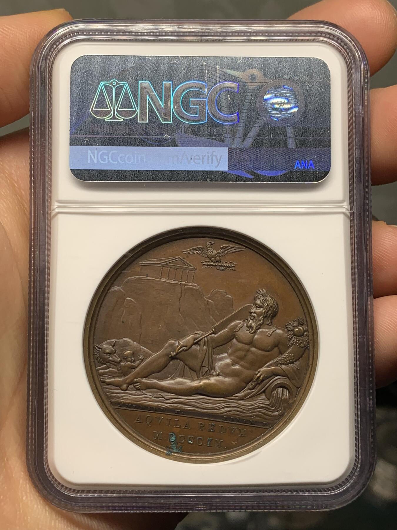 《竞宝斋》第472场 周日，周一，周二 3场连拍 （全场包邮）欢迎送拍 NGC MS63BN 1809年法国拿破仑一世征服罗马 纪念大铜章 高分 背面提伯河河神手持丰饶角祝贺 远处山顶上为帕特农神庙 加厚盒 工艺细节看应为原铸品 具体自行分辨