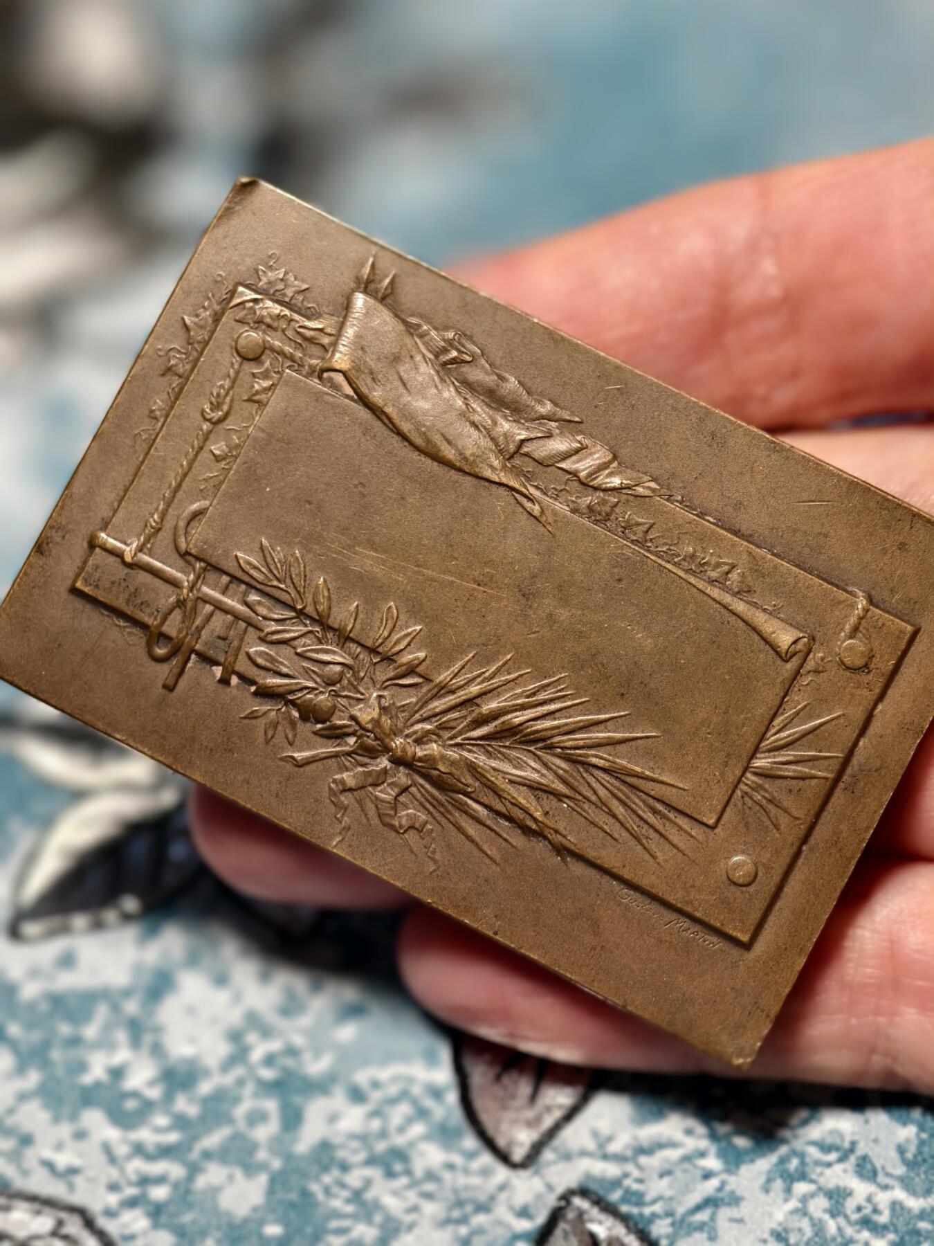 抚柳草堂-第十七期章牌钱币  奖章勋章限时免佣 满百包邮 放漏专场 19世纪末-20世纪初 法国罗讷河口省议会体育委员会纪念碑方形大铜章     尺寸68×44mm     重91.1g 浮雕精美 包浆自然