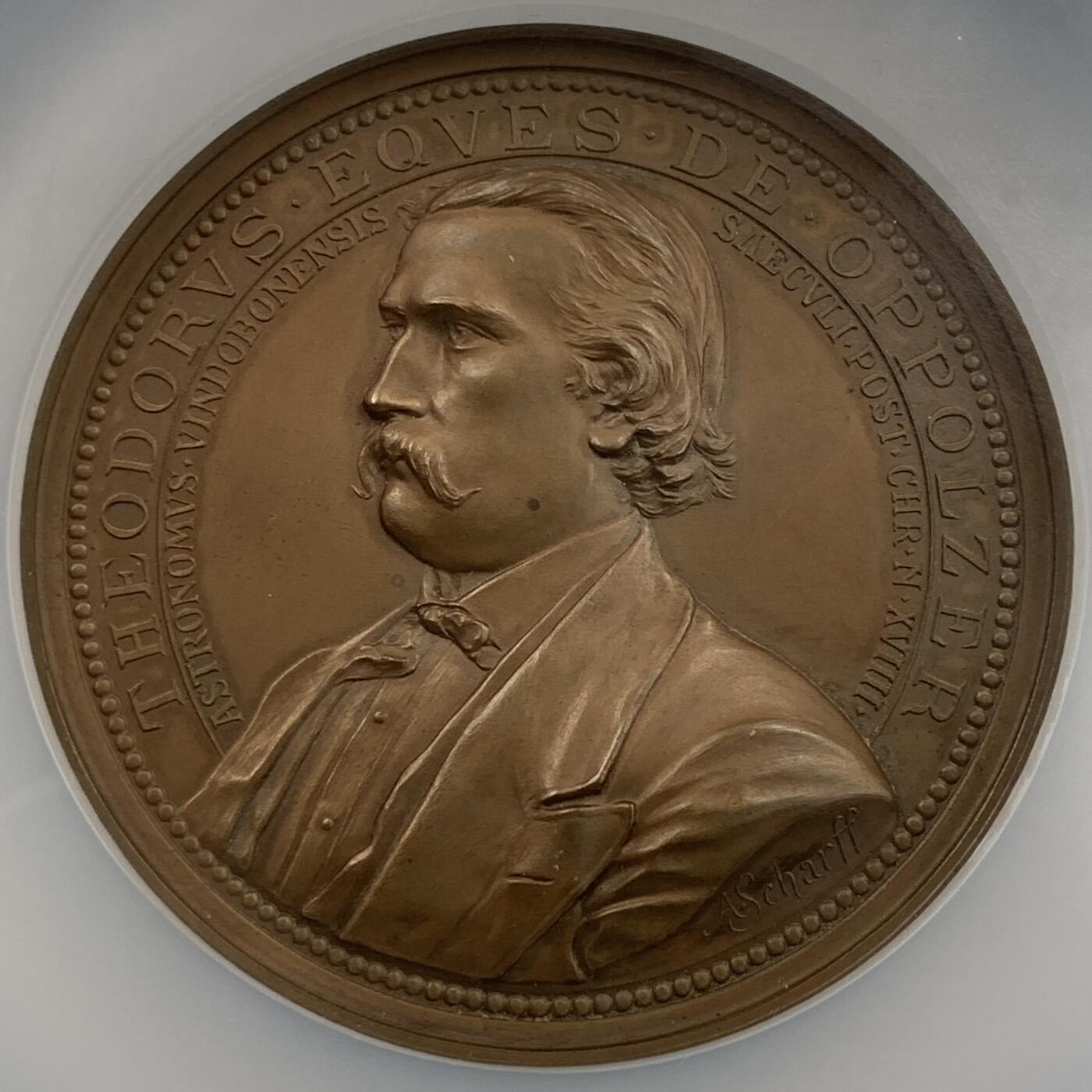 掌中浮雕-藏着的欧洲第055场 NGC MS64 : 1887年奥地利数学家天文学家奥博尔策铜章，65mm，奥地利章牌大师安东·沙夫（ A.scharff）作品