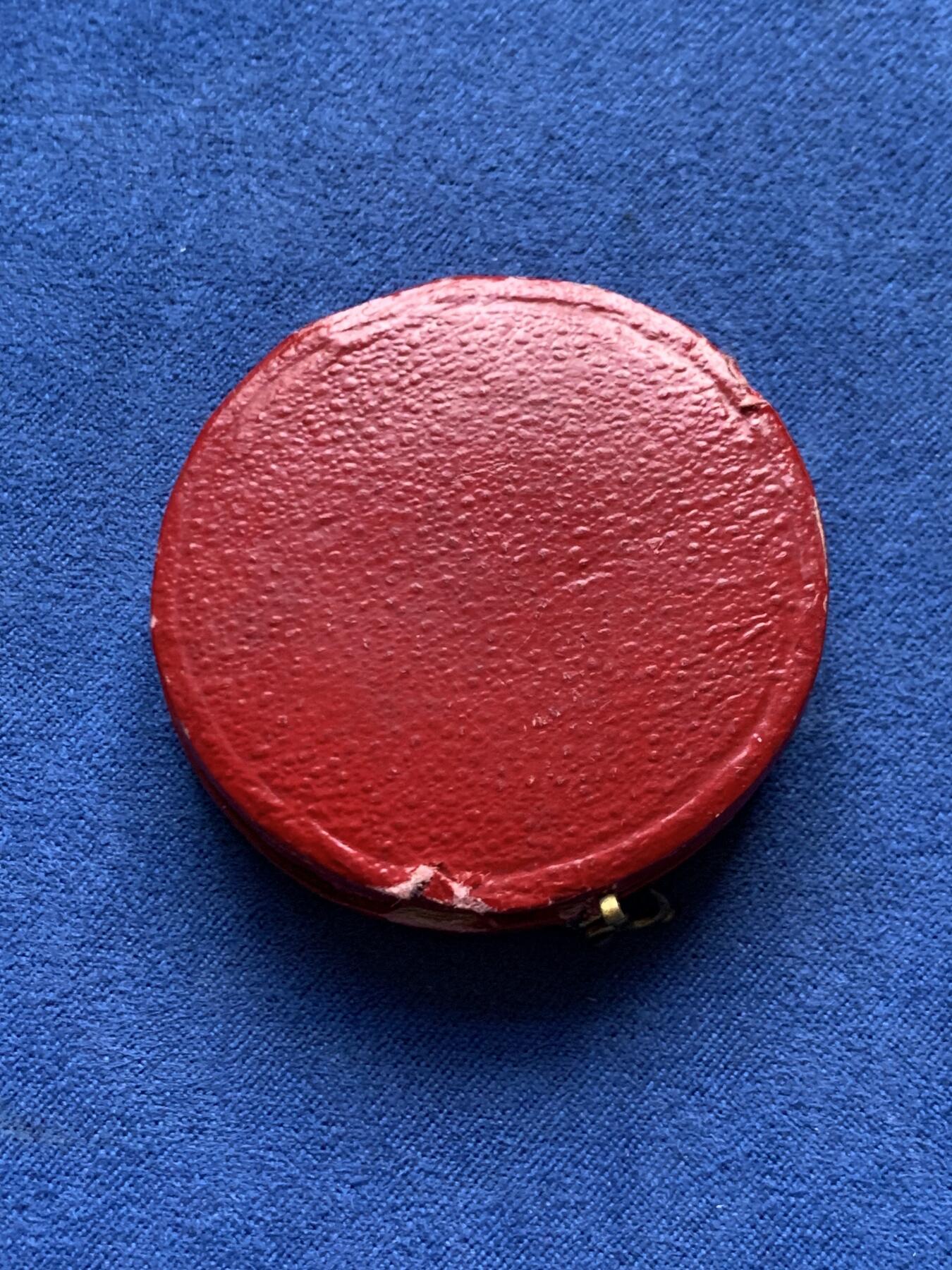 《竞宝斋》第472场 周日，周一，周二 3场连拍 （全场包邮）欢迎送拍 法国上马恩省茹安维尔农业协会银章，25.09g，38.4mm，边铭：密涅瓦+950/1000argent，状态极好带原盒