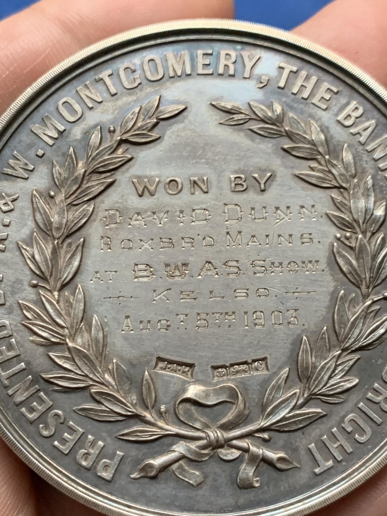 《竞宝斋》第472场 周日，周一，周二 3场连拍 （全场包邮）欢迎送拍 英国1903年边境联盟协会展览银章，74.9g，56.5mm，含银925，带原盒