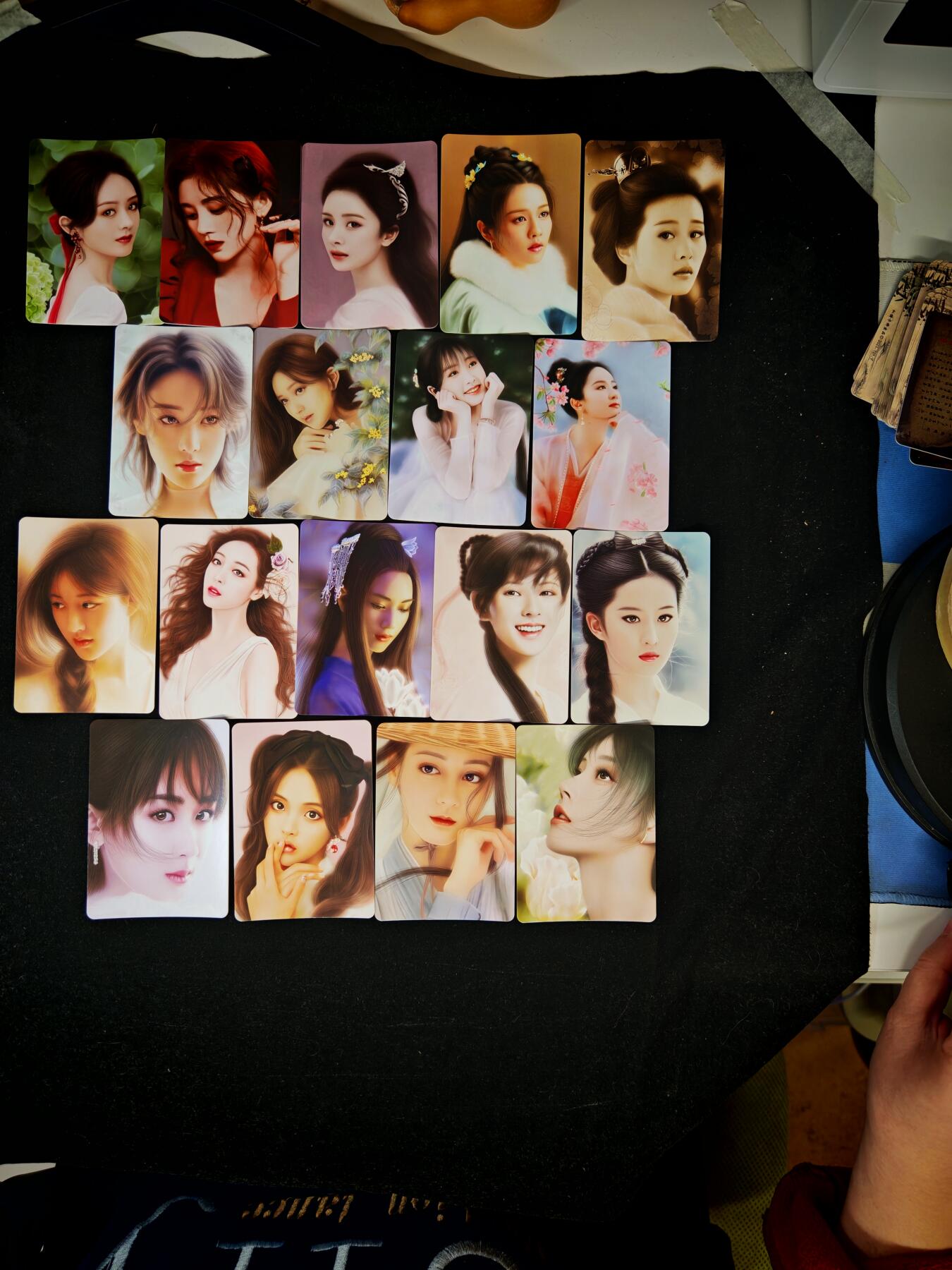 琦卡当当铺～第36期★★新年快乐~各种类型亲签A4都有~支持寄存★★~【9点40结束】扫码加群抽[包邮券]~ 刹那芳华 女明星手绘卡18张一套 卡面精扣彩闪