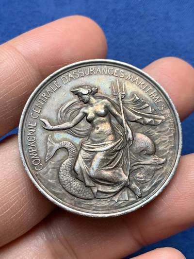 《竞宝斋》第472场 周日，周一，周二 3场连拍 （全场包邮）欢迎送拍 - 法国巴黎中央海上保险银质代币，罕见款，深彩包浆，正面图案：海面上女海王赤裸上身手拿三叉戟，骑坐在龙鱼上，漂亮罕见且稀少的银章值得收藏，直径：37mm，重：22.52g，手指银标。