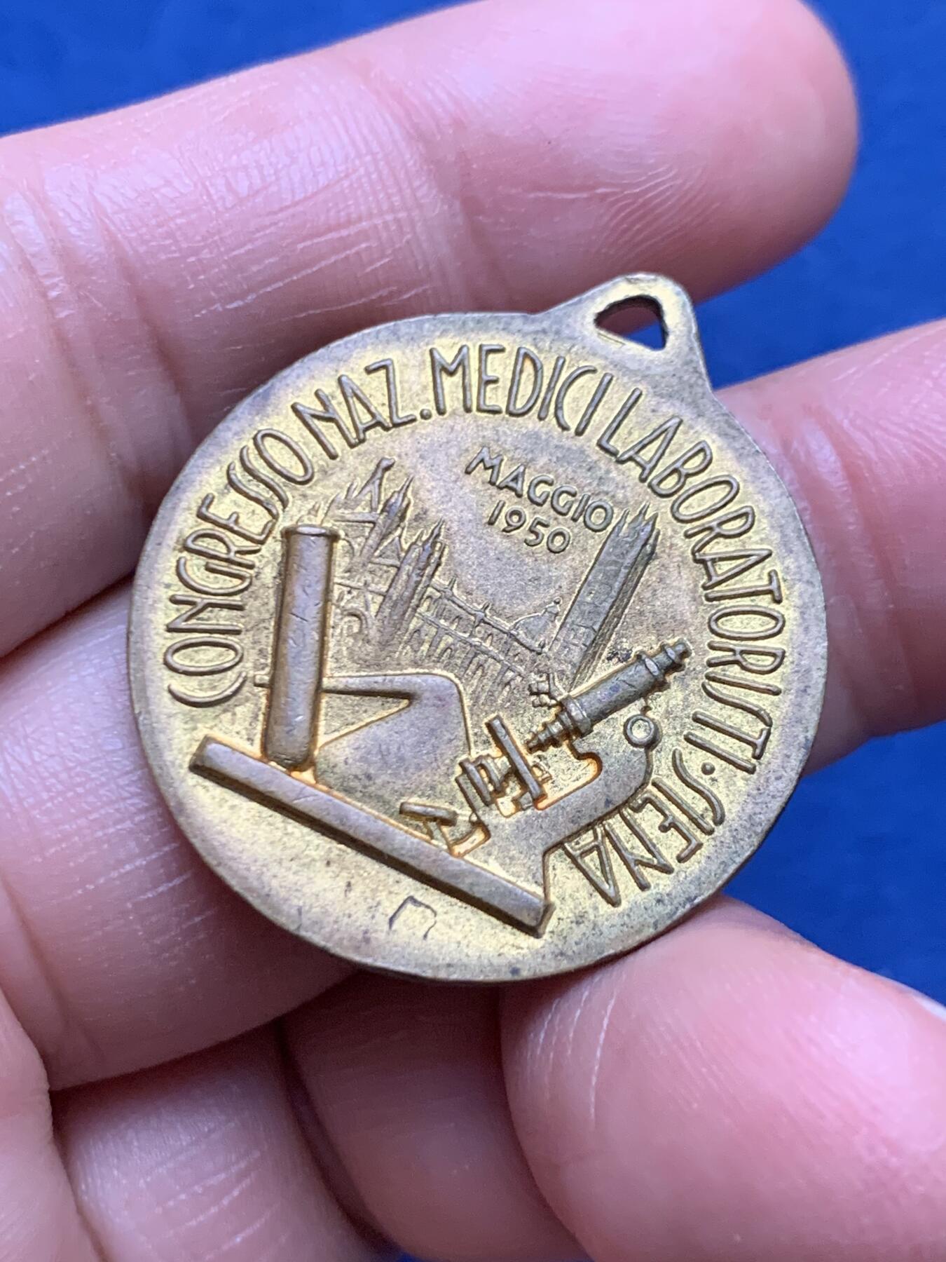 《竞宝斋》第472场 周日，周一，周二 3场连拍 （全场包邮）欢迎送拍 1950年意大利锡耶纳（Siena）全国医学会议双联镀金 纪念章，为同时纪念两场同期召开的医学大会而发行。10.82克，30mm。