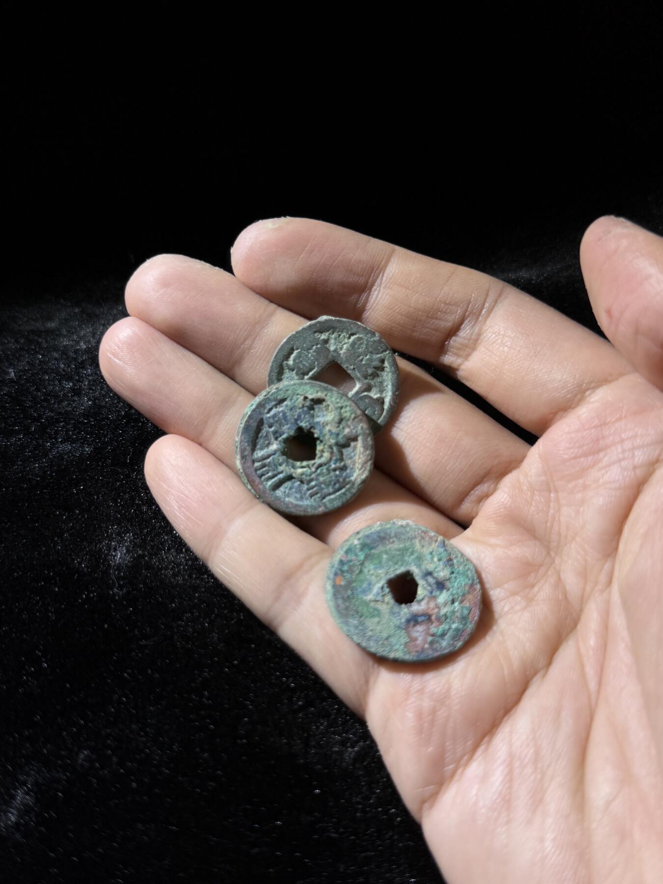 戎马世界章牌大赏，铜钱场 宋钱小饼子一组，单枚加两个二联