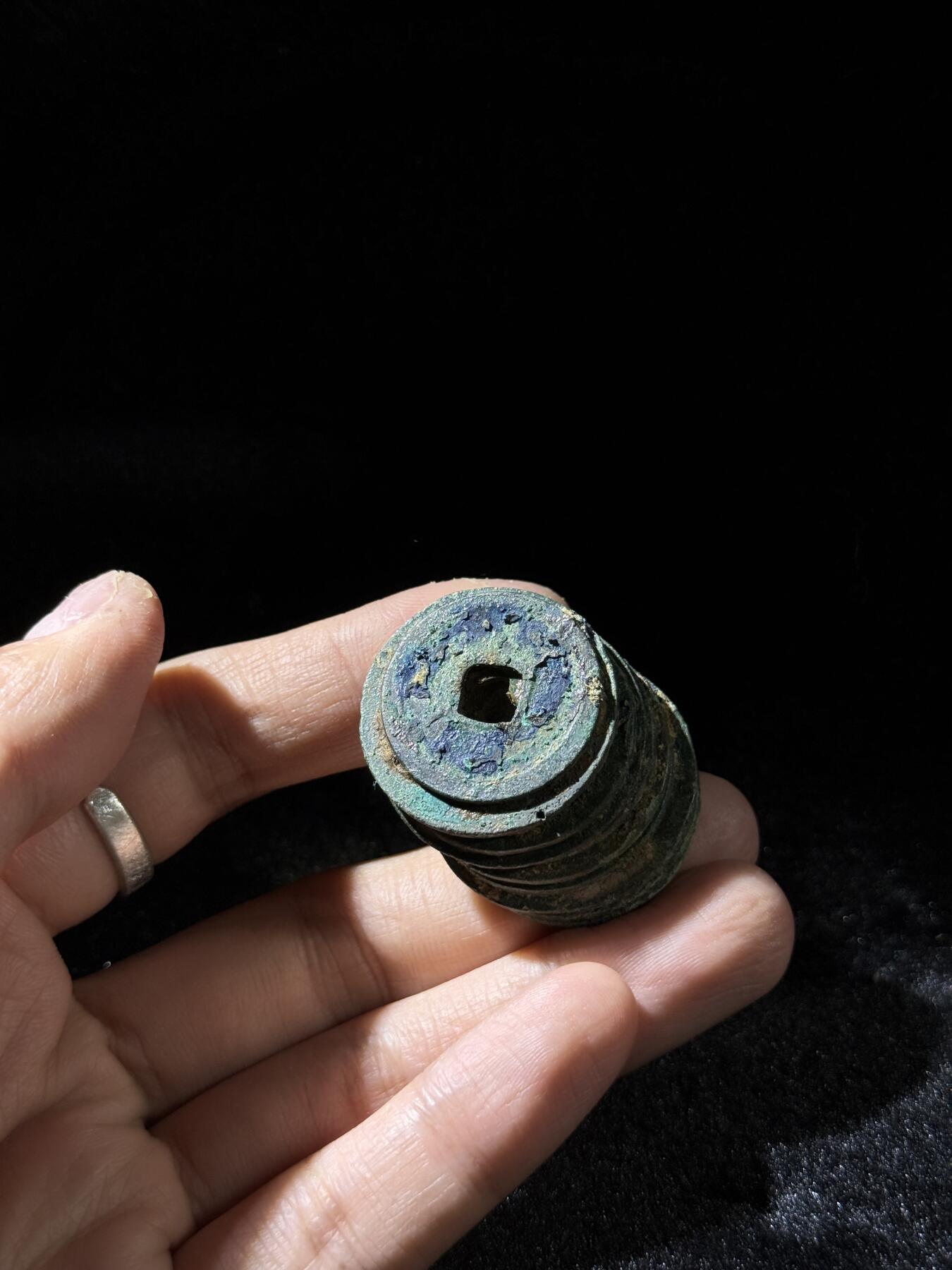 戎马世界章牌大赏，铜钱场 元佑折二钱筒子，11连，最后是小平钱