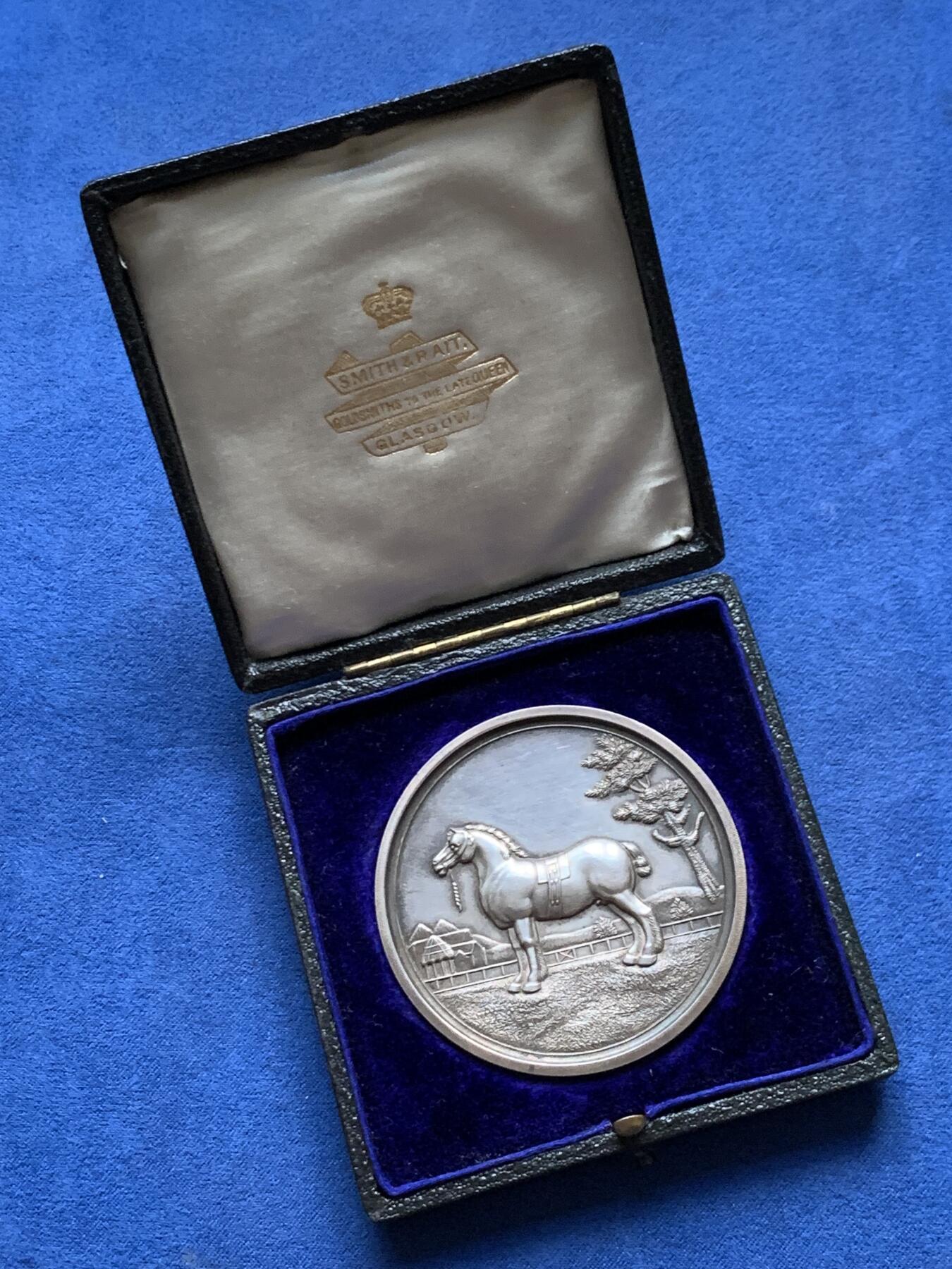 《竞宝斋》第472场 周日，周一，周二 3场连拍 （全场包邮）欢迎送拍 英国1903年边境联盟协会展览银章，74.9g，56.5mm，含银925，带原盒