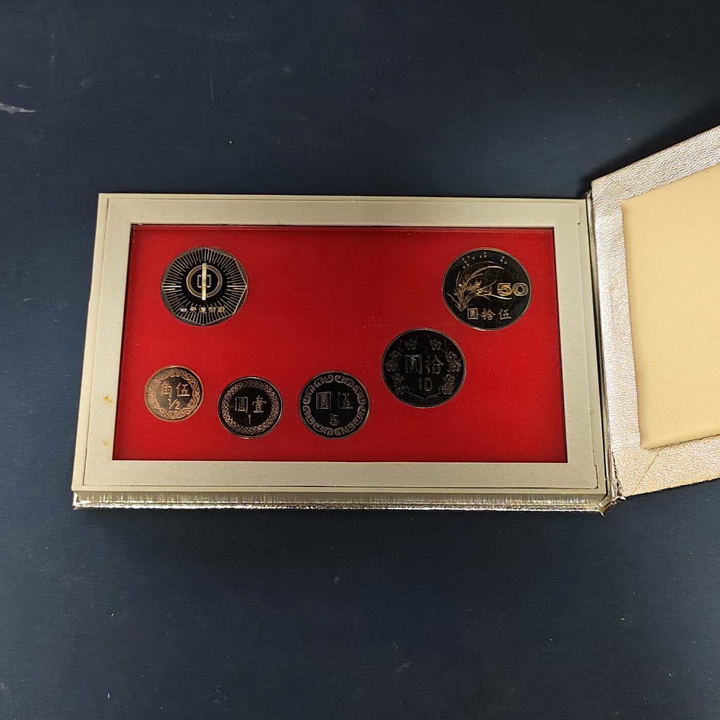 【全场包邮】纯粹捡漏拍513场 中国台湾1999年（民国88年）官方精制套币-含生肖兔年造币厂精制纪念章