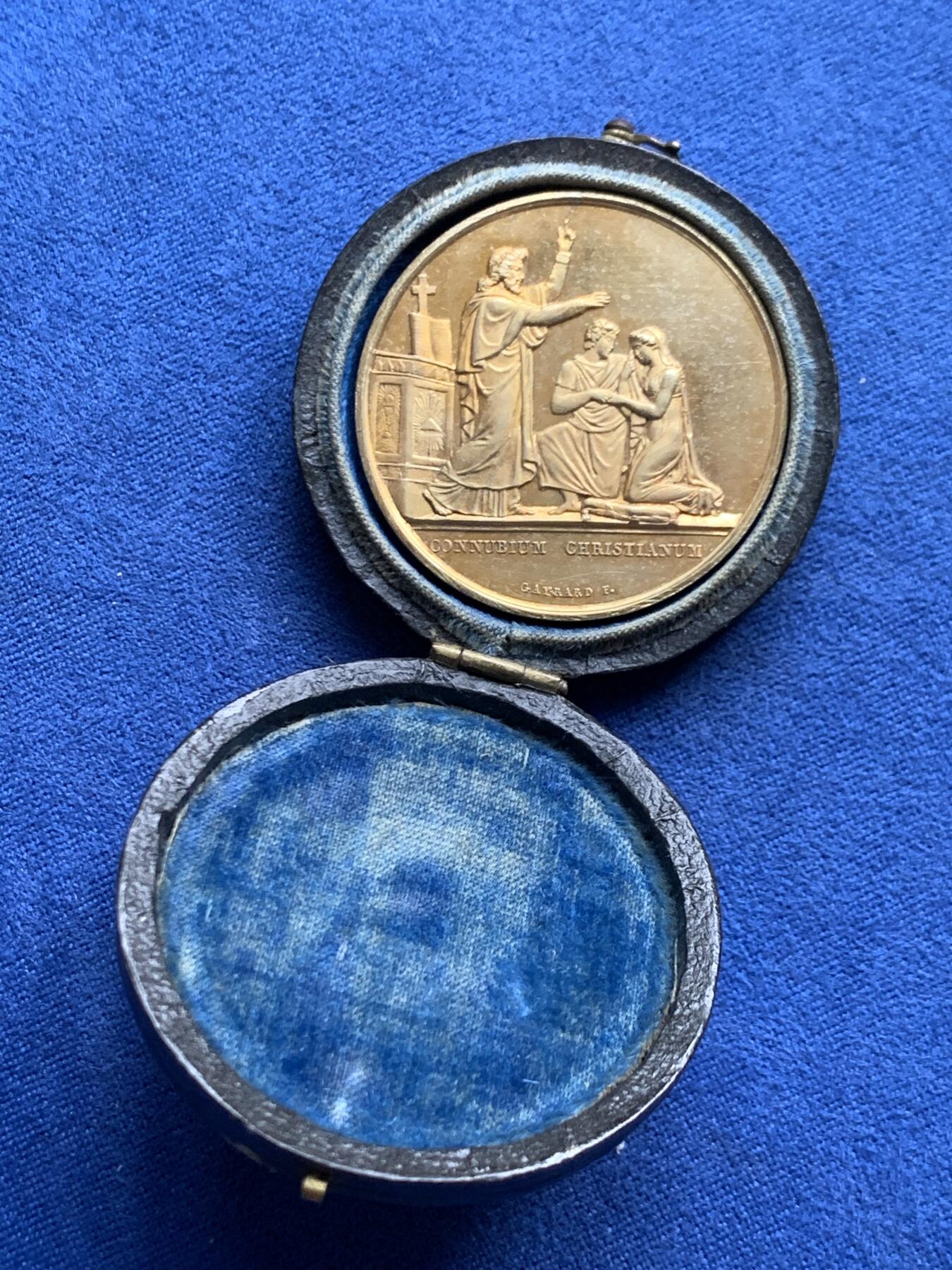 《竞宝斋》第472场 周日，周一，周二 3场连拍 （全场包邮）欢迎送拍 法国爱情与婚姻结婚纪念镀金银章，品相完整，金光闪闪，花体字漂亮，值得珍藏，带原盒。直径：33.2mm，重：16.5g