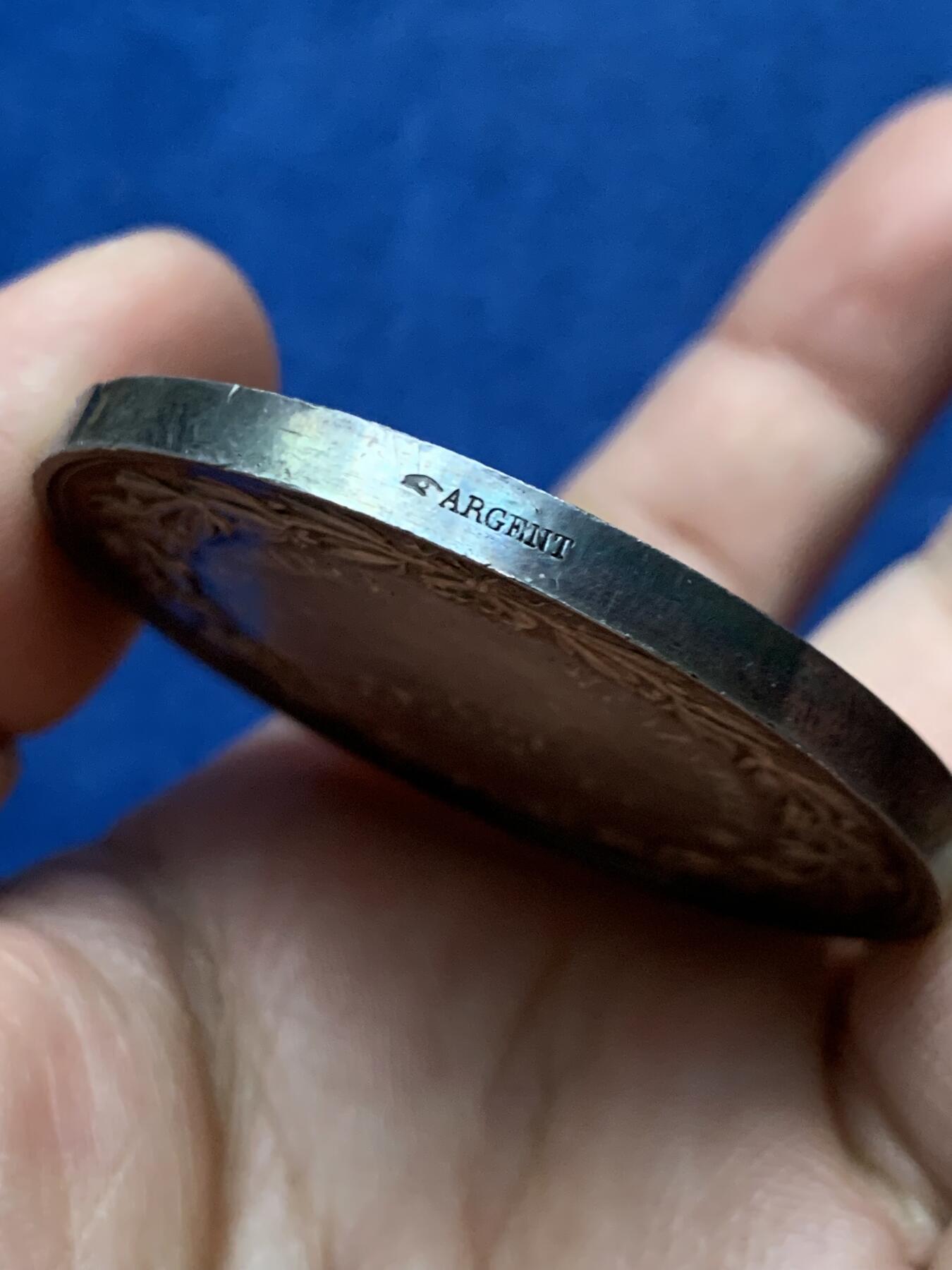 《竞宝斋》第472场 周日，周一，周二 3场连拍 （全场包邮）欢迎送拍 法国普瓦西农业和商业部竞赛银章，64.8g，49.8mm，手指边铭