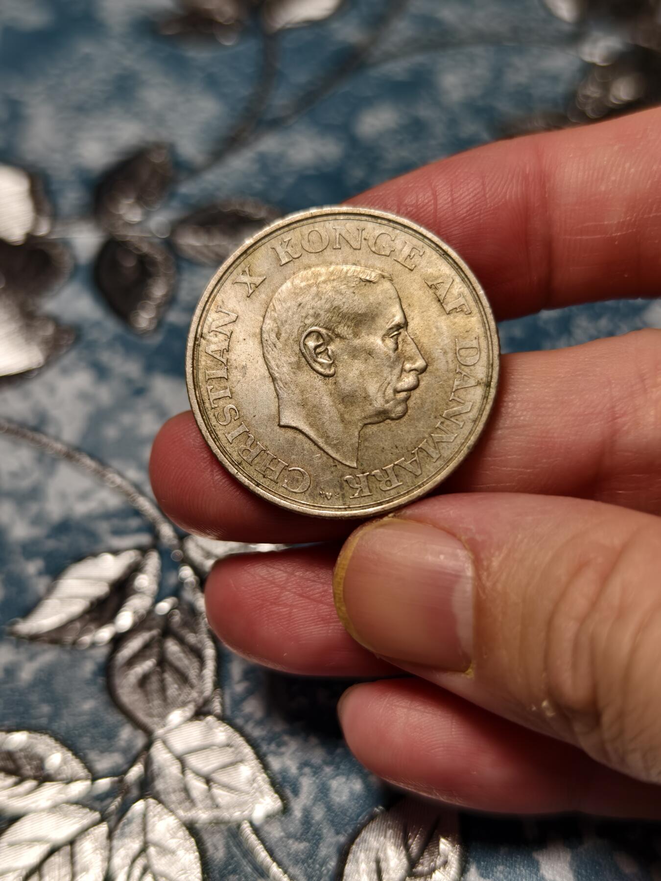 抚柳草堂-第十七期章牌钱币  奖章勋章限时免佣 满百包邮 放漏专场 1937丹麦克里斯蒂安十世在位25周年纪念2克朗银币 重15.1g  原味自然老包浆 观感舒适