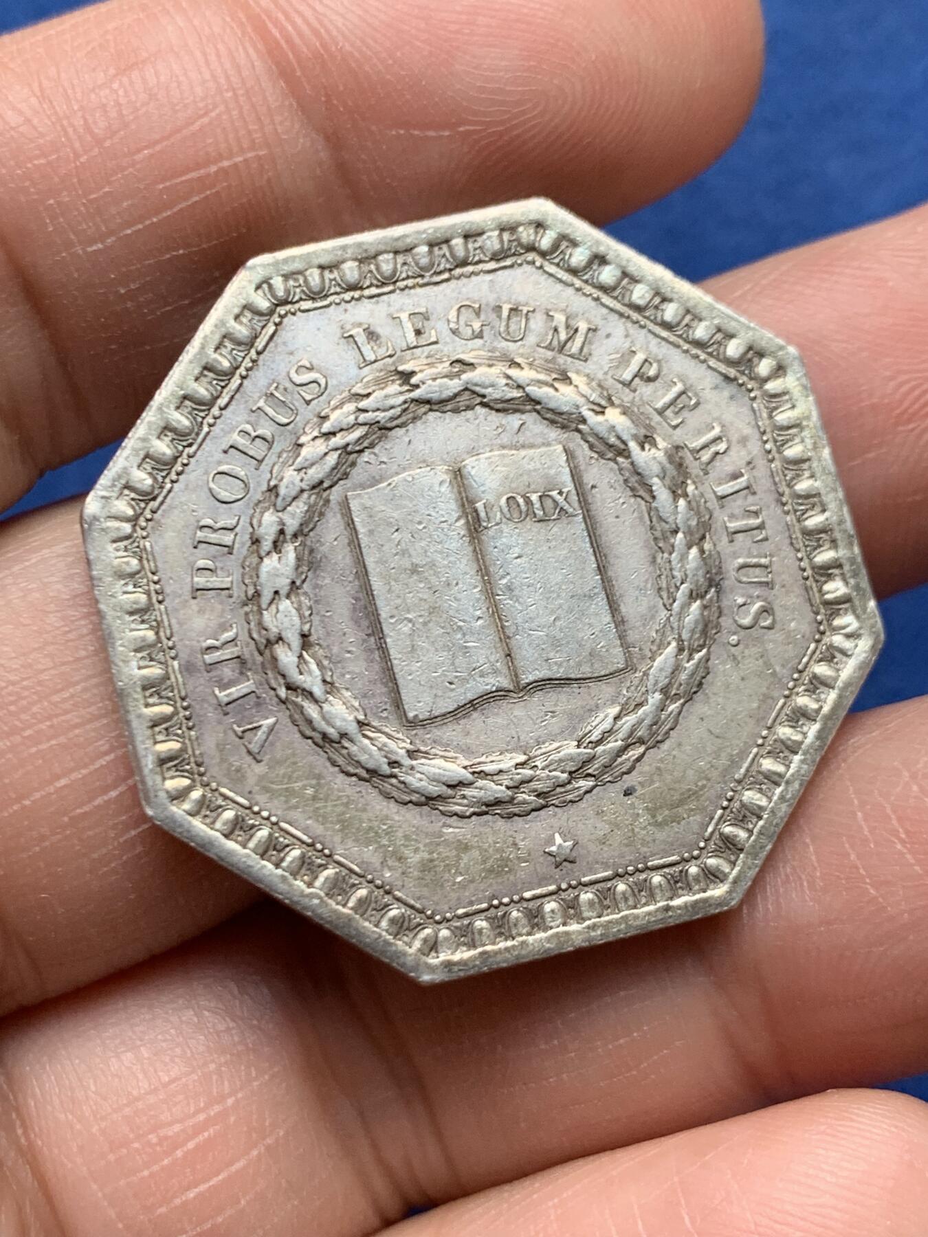 《竞宝斋》第472场 周日，周一，周二 3场连拍 （全场包邮）欢迎送拍 法国最高法院辩护律师八角银质代币，13.9g，33.7mm，早期无边铭