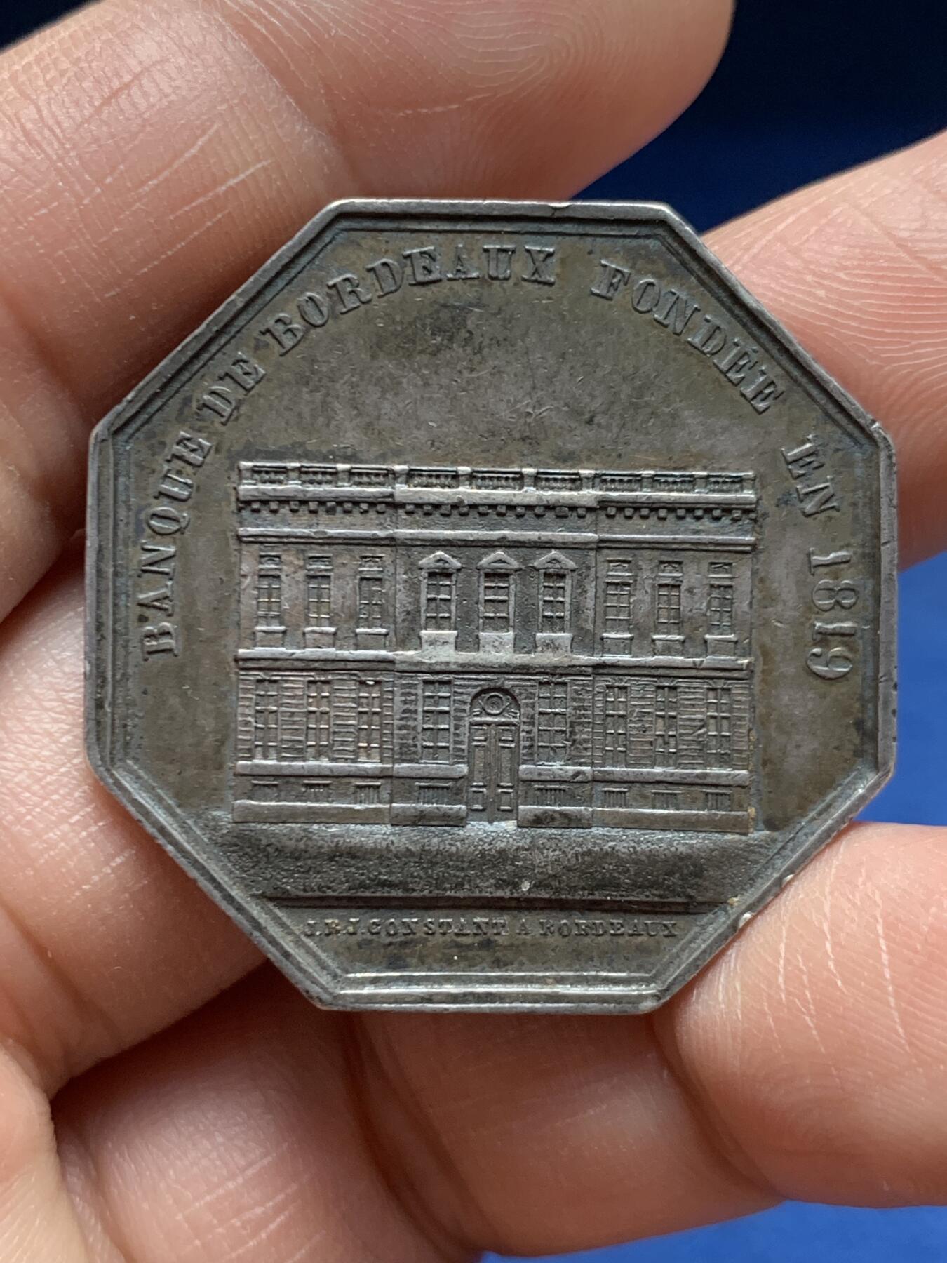 《竞宝斋》第472场 周日，周一，周二 3场连拍 （全场包邮）欢迎送拍 法国波尔多银行八角银质代币，16.11g，34.6mm，油灯边铭