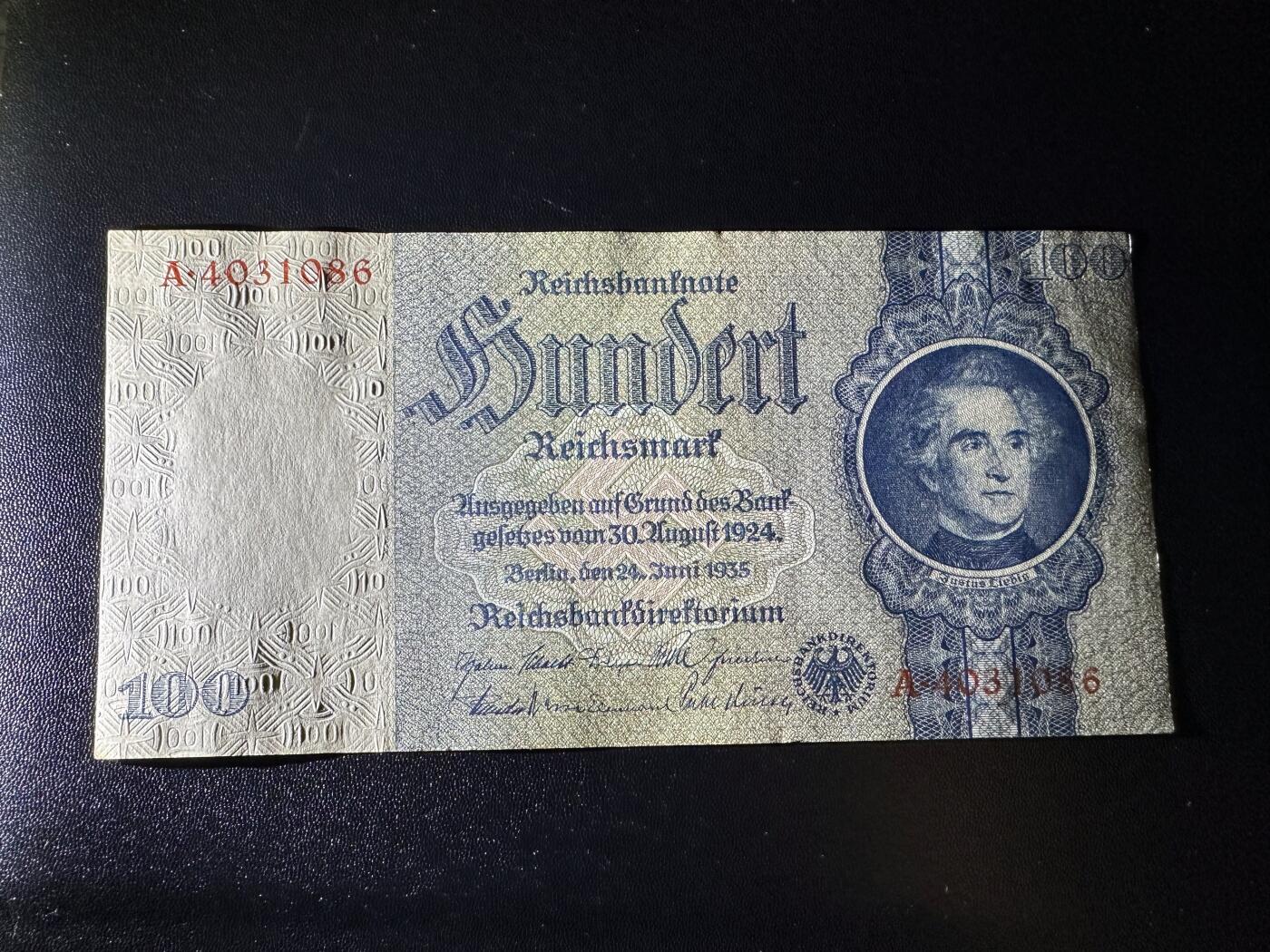 《外钞收藏家》第六百一十九期（精品场）（长期征集拍品、欢迎藏友们联系合作） 1924年版德国100马克 A冠 正面左下角有黄 UNC- 尾086