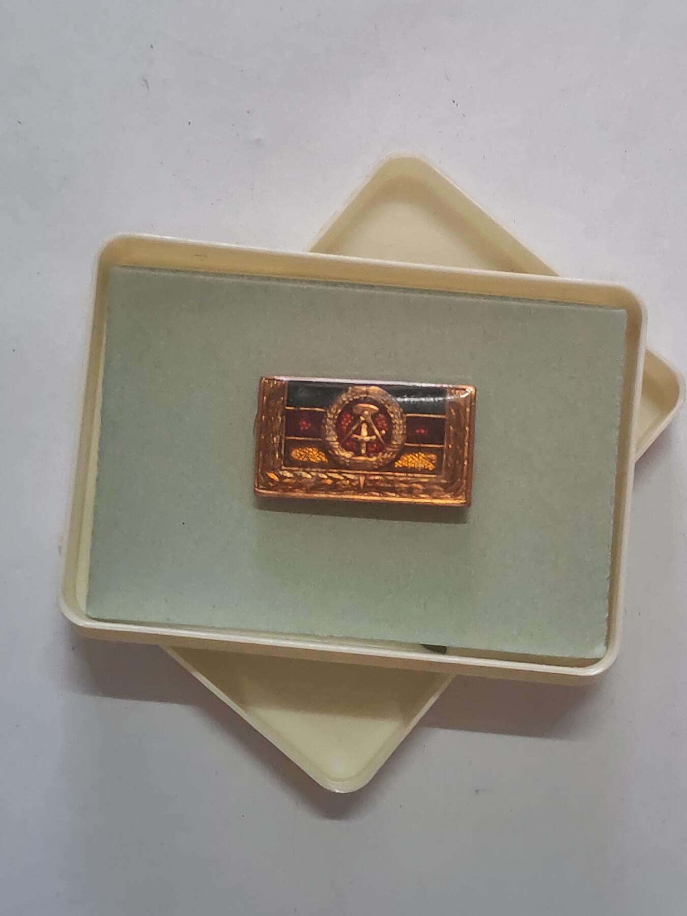 韵星假日军品类拍卖第47期 -- Rimey Holidays Militaria Auction 47 民主德国集体劳动五次获得带原盒