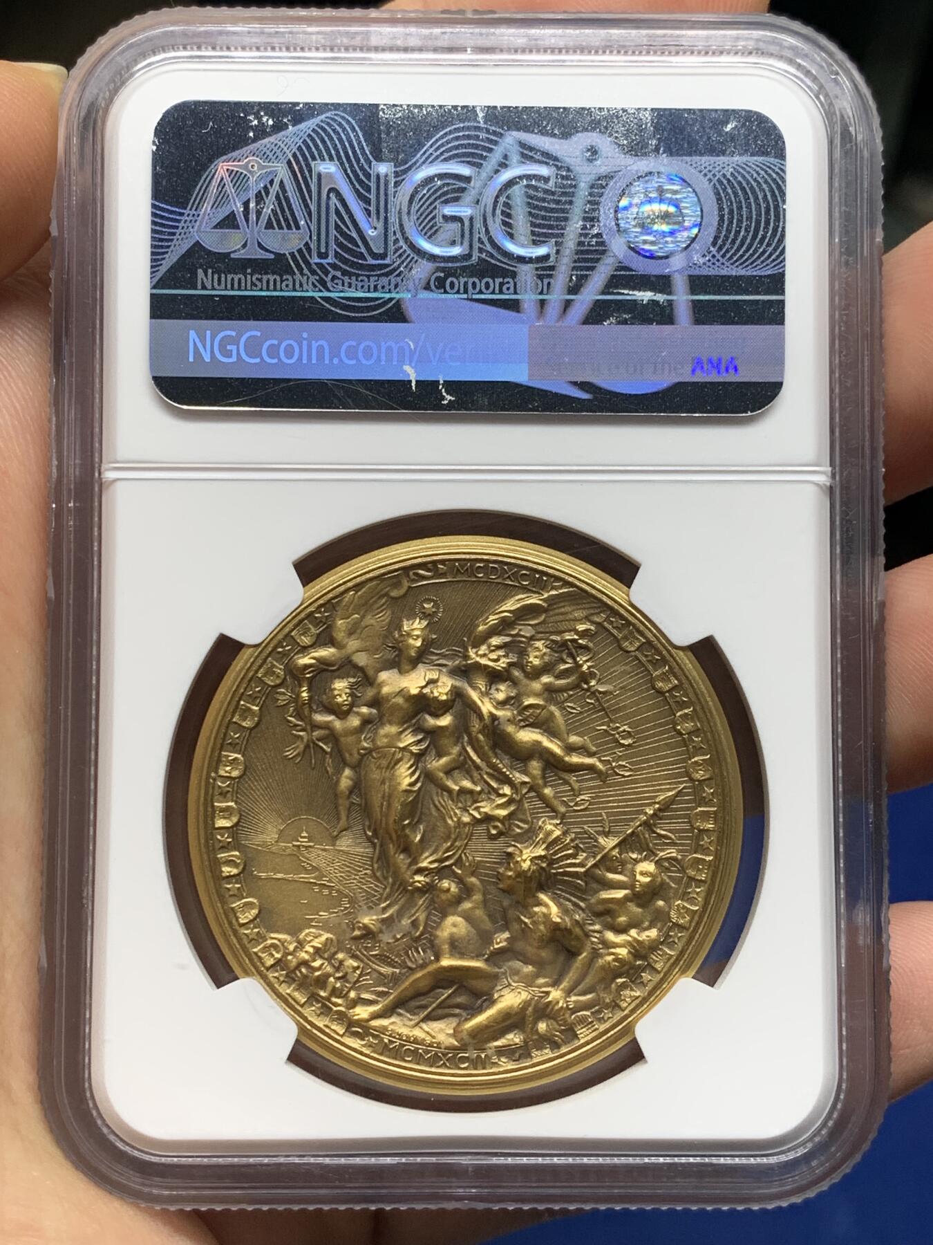 《竞宝斋》第472场 周日，周一，周二 3场连拍 （全场包邮）欢迎送拍 NGC MS69 意大利1992年纪念哥伦布发现每周大陆500周年大铜章，非常漂亮的高浮雕。意大利名家Ludovico设计作品，超级高分，足够自藏。