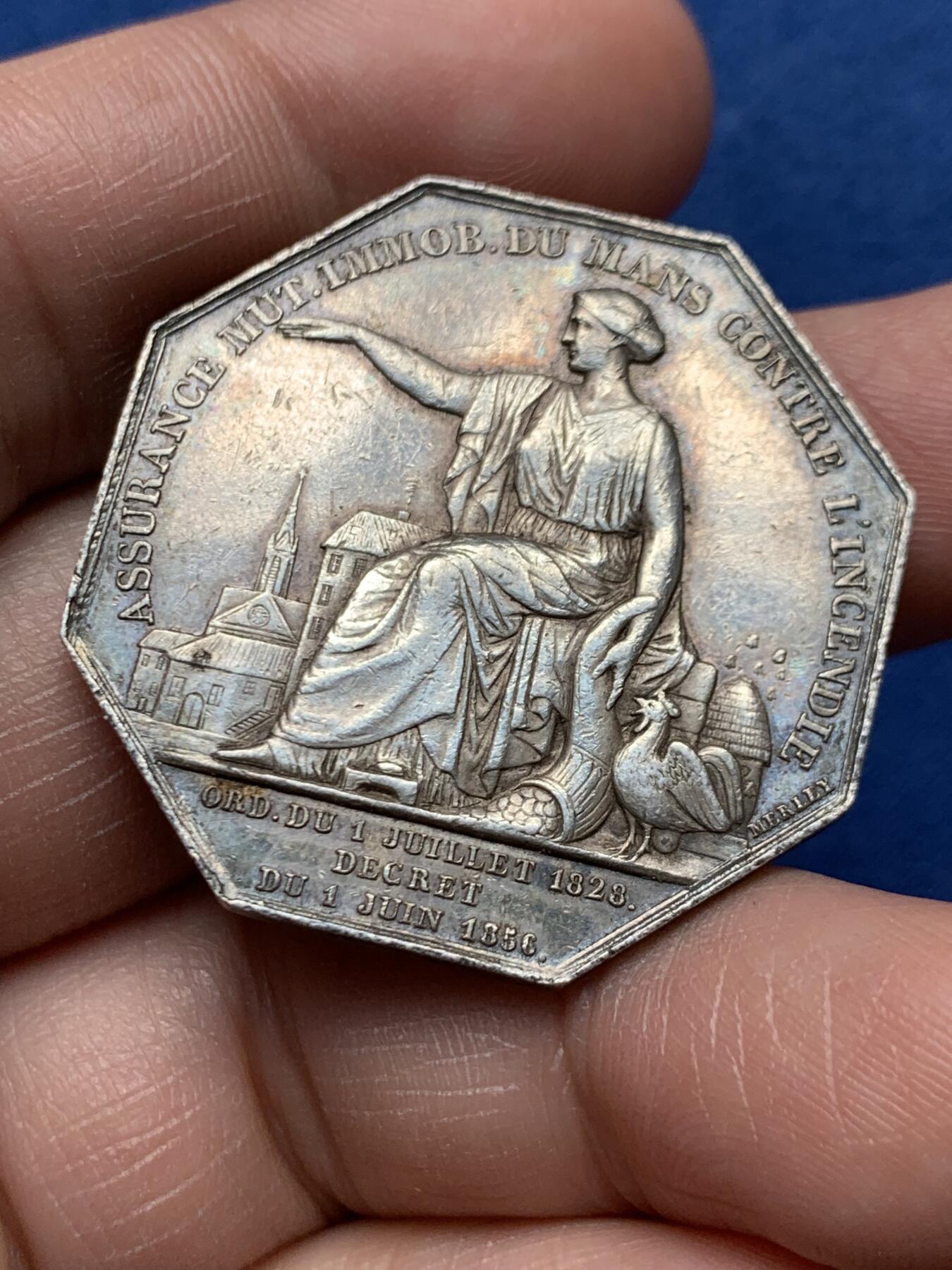 《竞宝斋》第472场 周日，周一，周二 3场连拍 （全场包邮）欢迎送拍 法国勒芒房地产保险公司八角银质代币，19.31g，35.5mm，手指边铭