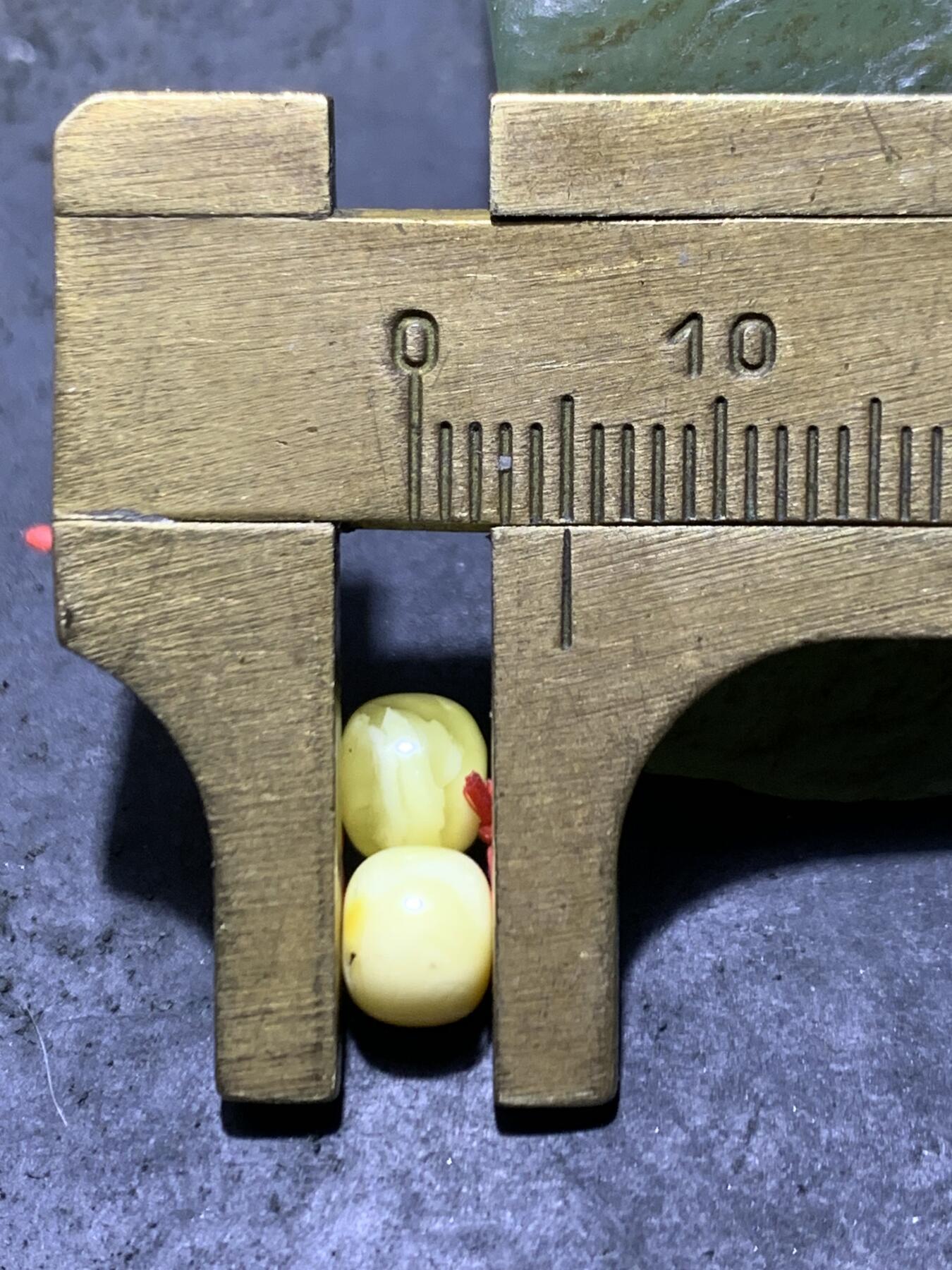 天然俄料原矿蜜蜡小尺寸老形桶珠腰珠两颗，