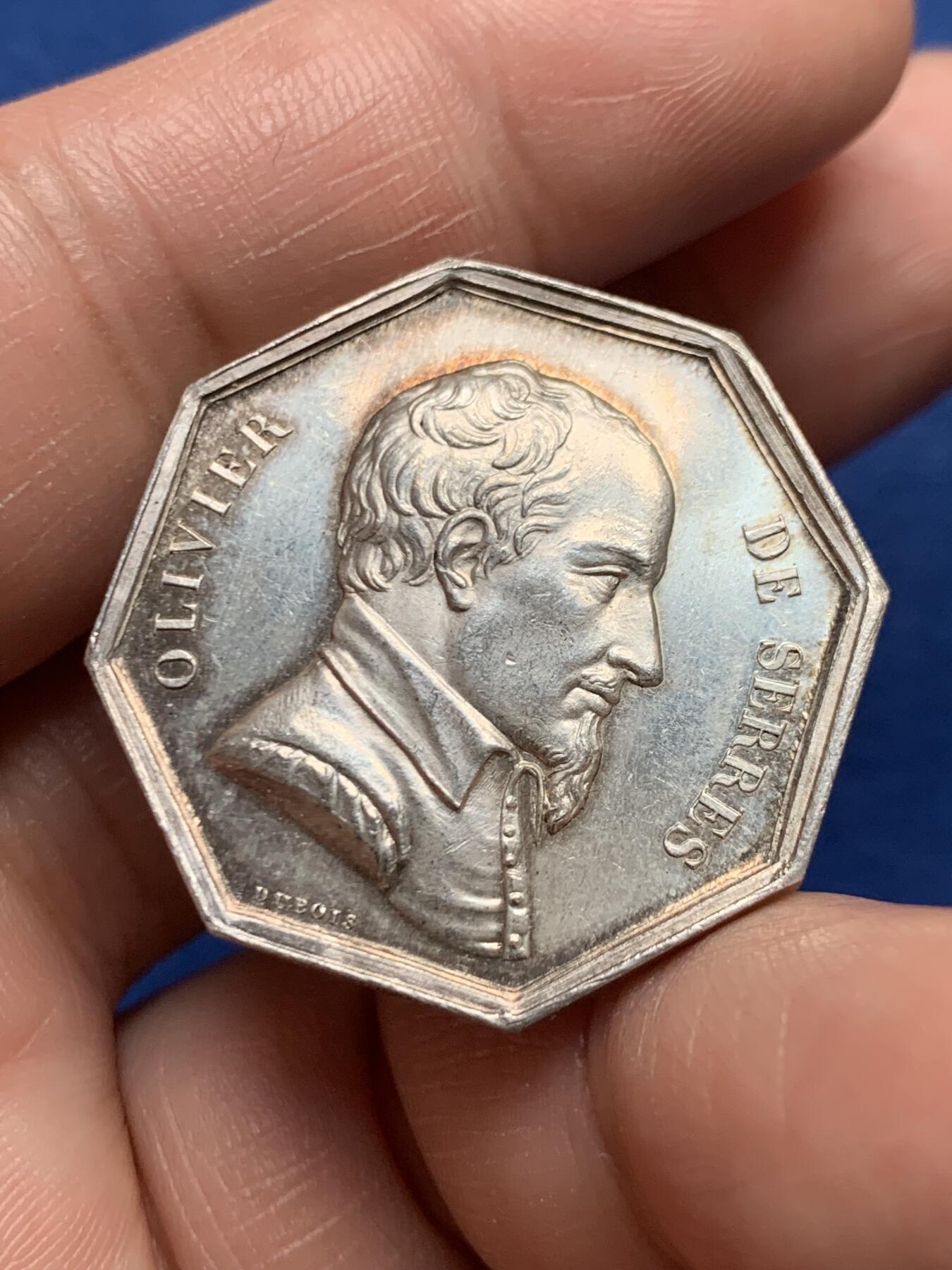 《竞宝斋》第472场 周日，周一，周二 3场连拍 （全场包邮）欢迎送拍 法国图卢兹农业协会八角银质代币，农业科学家奥利维·塞雷斯头像，13.28g，30.6mm，蜜蜂边铭