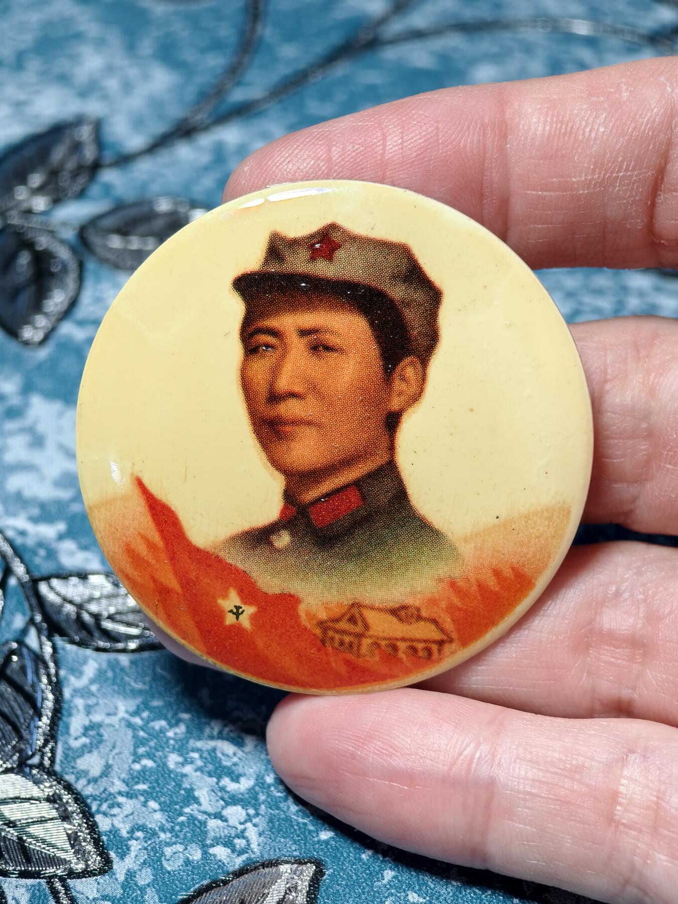 抚柳草堂-第十七期章牌钱币  奖章勋章限时免佣 满百包邮 放漏专场 六七十年代 毛主席像章 稀少的塑料像章 直径49mm 津101