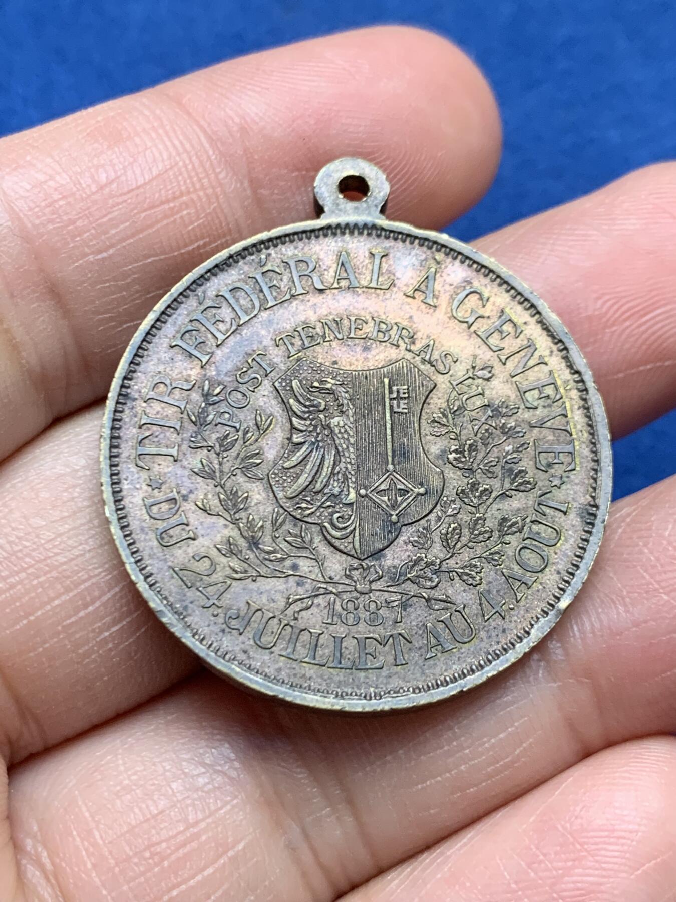 《竞宝斋》第472场 周日，周一，周二 3场连拍 （全场包邮）欢迎送拍 1887年瑞士日内瓦联邦射击节纪念铜章，属于瑞士经典的射击节（Schützenfest）系列纪念章，直接可做吊坠使用。17.85克，33.2mm。