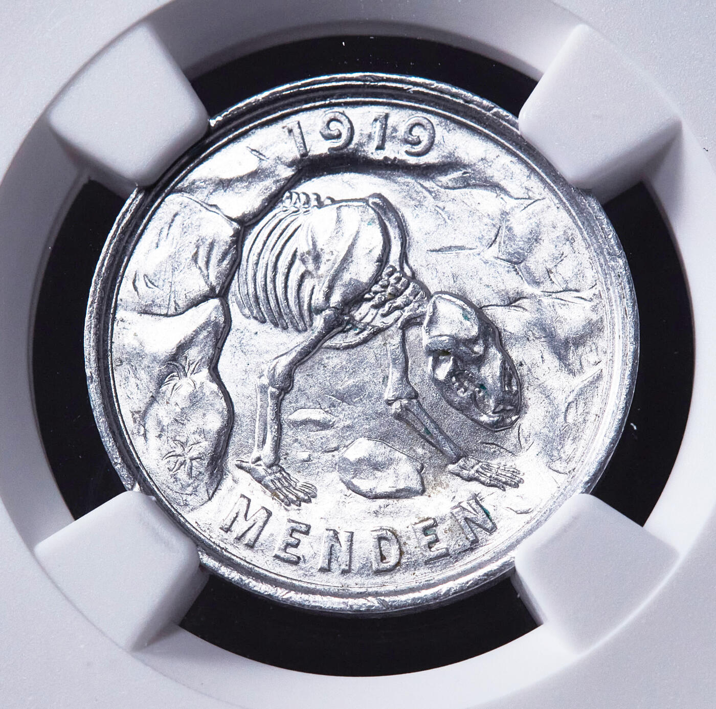 【俄甄集藏】2026年(049)03-18星期三 晚 19:30 全场包邮 德国1920年紧急时期门登市25芬尼饥饿骷髅动物铝币，NGC MS62，类精制底板，转光品相，设计经典