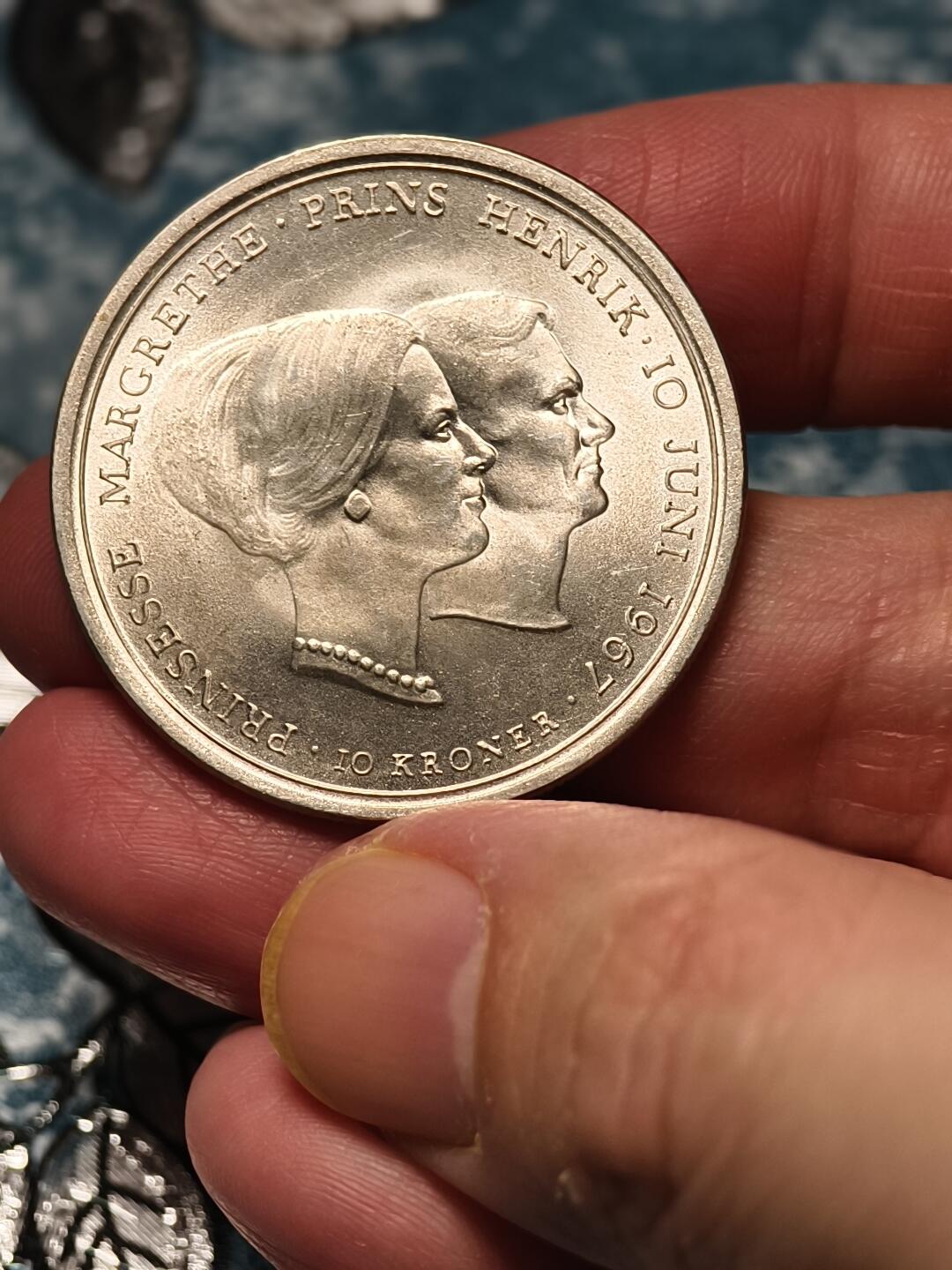 抚柳草堂-第十七期章牌钱币  奖章勋章限时免佣 满百包邮 放漏专场 1967丹麦玛格丽特公主与法国亨里克亲王结婚纪念10克朗银币 重20.6g 原光极美品