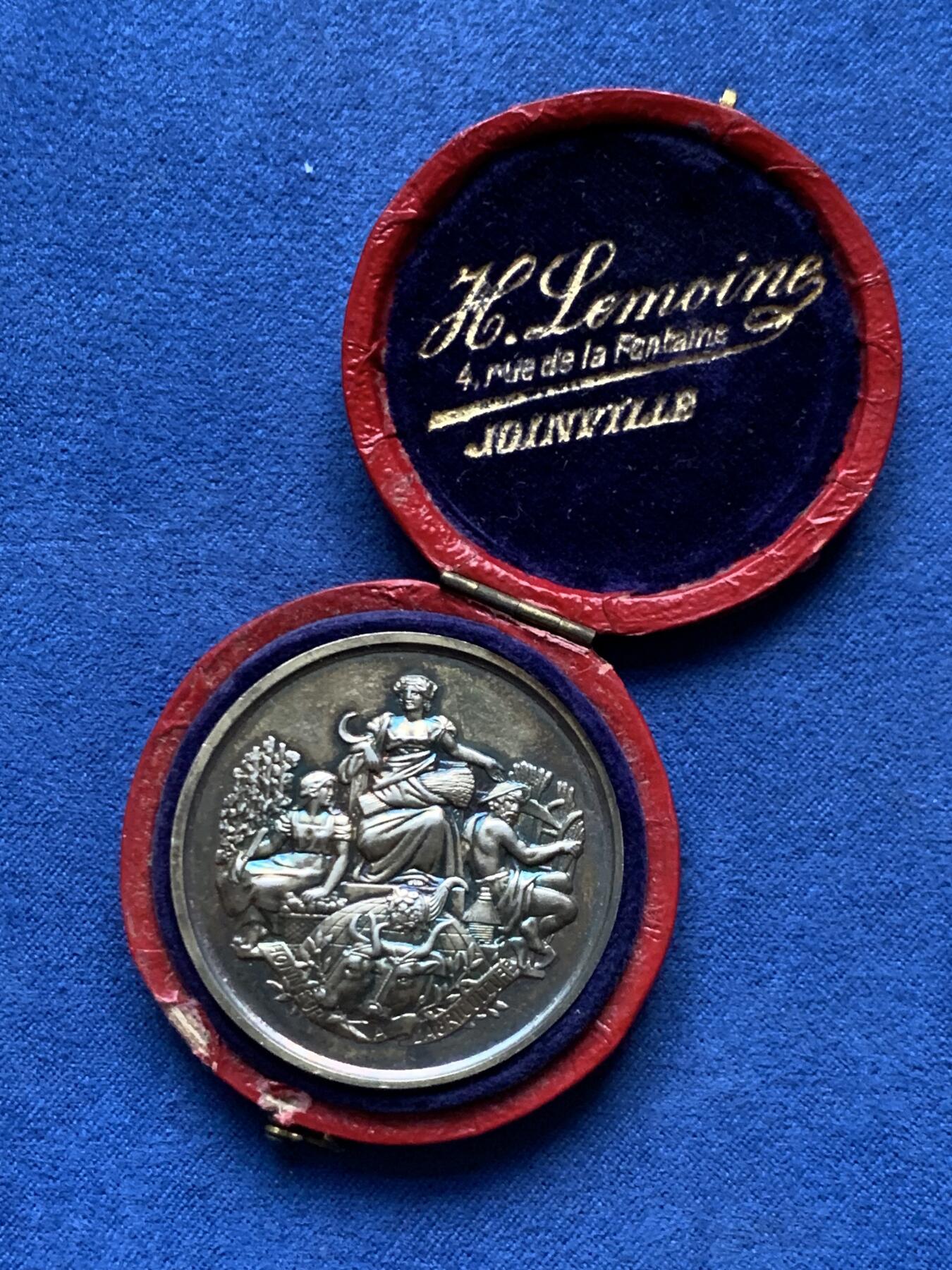 《竞宝斋》第472场 周日，周一，周二 3场连拍 （全场包邮）欢迎送拍 法国上马恩省茹安维尔农业协会银章，25.09g，38.4mm，边铭：密涅瓦+950/1000argent，状态极好带原盒