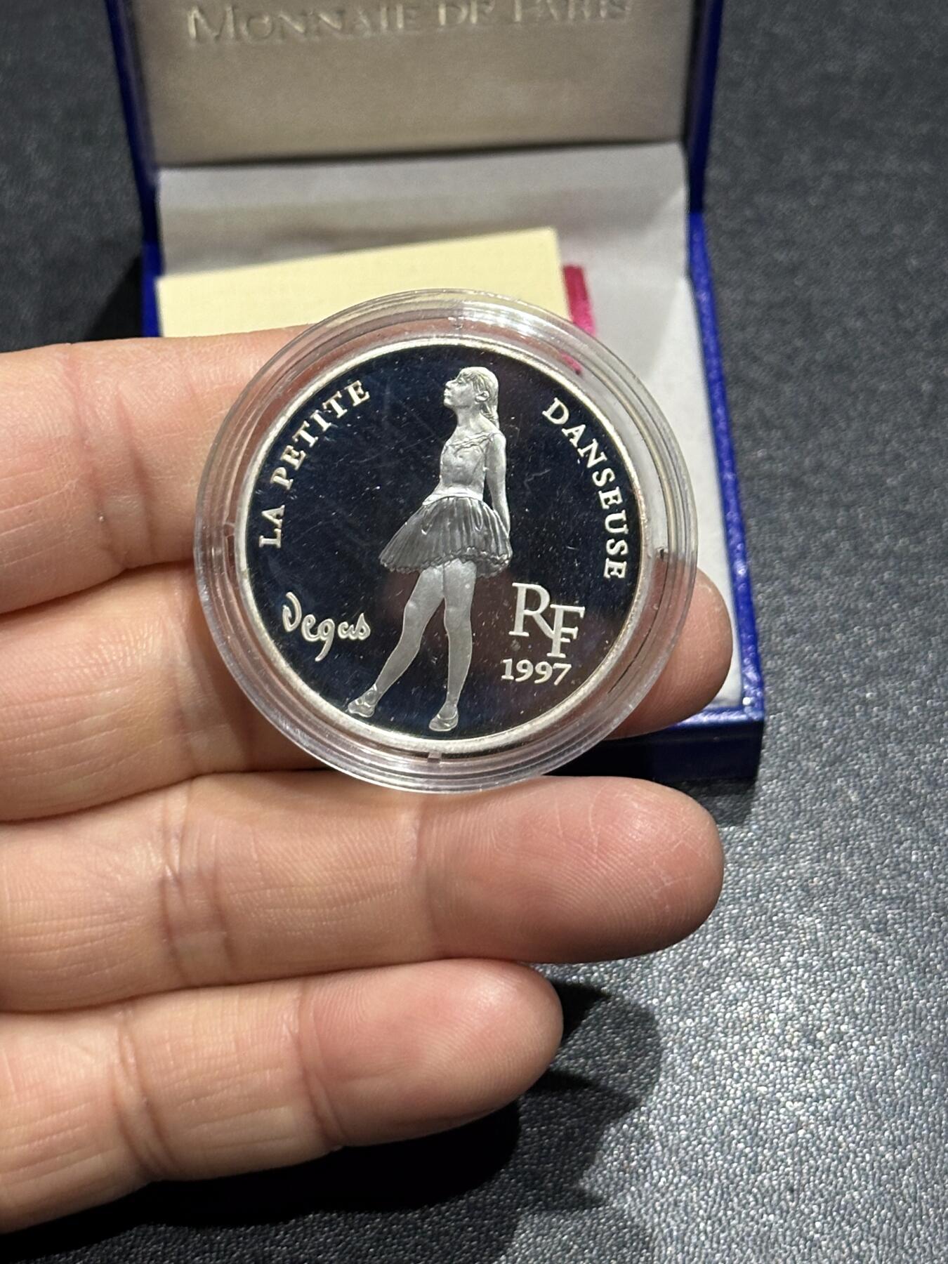 《外钞收藏家》第六百一十九期（精品场）（长期征集拍品、欢迎藏友们联系合作） 1997年法国10法郎 精致银币 穿草裙跳舞的小女孩 原盒原证书