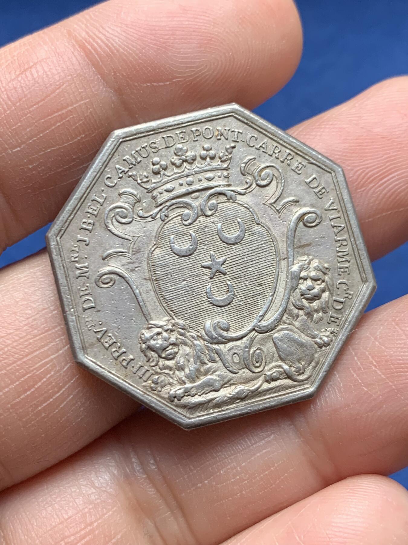 《竞宝斋》第472场 周日，周一，周二 3场连拍 （全场包邮）欢迎送拍 法国1763年带有巴黎教务长庞卡雷文章的八角银质代币，背后建筑罗浮宫和巴黎圣母院，14.41g，32mm，早期无边铭